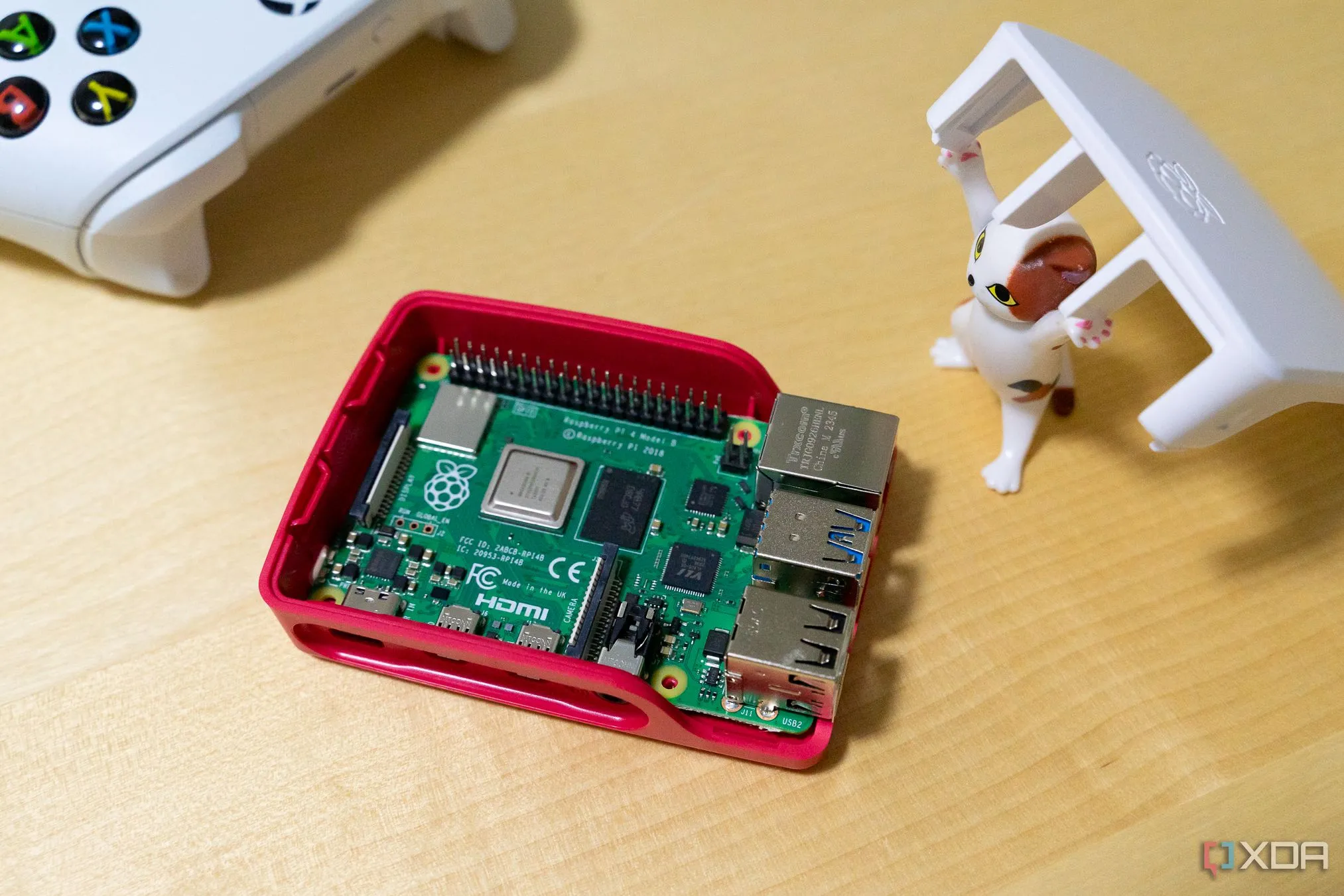 Mô hình mèo đồ chơi nâng nắp để lộ một Raspberry Pi bên trong hộp