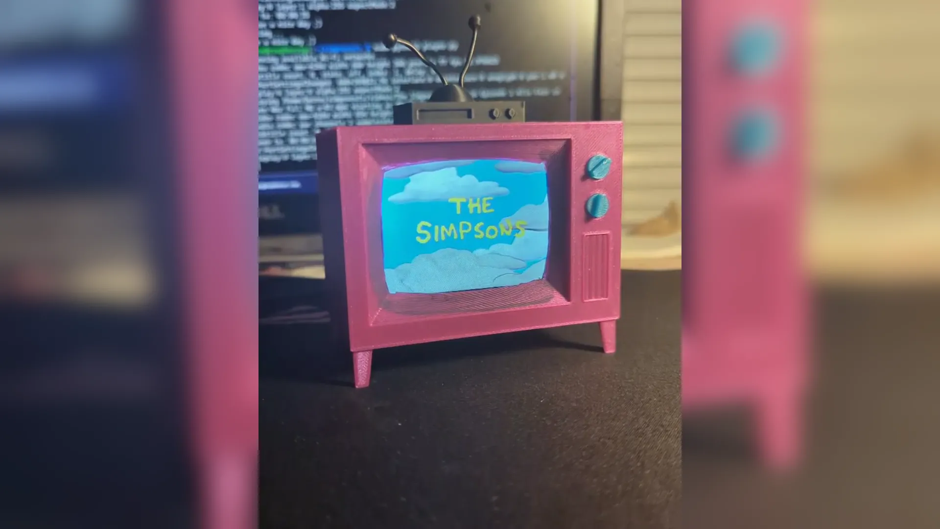 Mô hình TV mini phong cách The Simpsons, gợi nhớ về thế giới hoạt hình của trò chơi The Simpsons Hit &amp; Run.