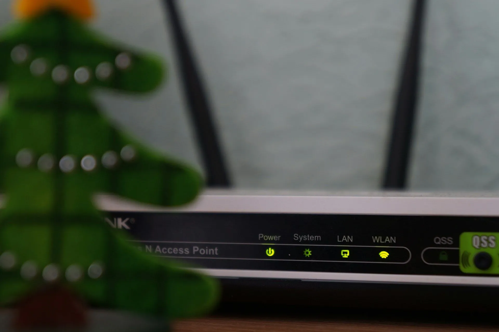 Một bộ định tuyến Wi-Fi đang hoạt động với các đèn báo bật sáng trong một ngôi nhà, nhắc nhở người dùng kiểm tra và vô hiệu hóa WPS để bảo vệ mạng gia đình của mình.