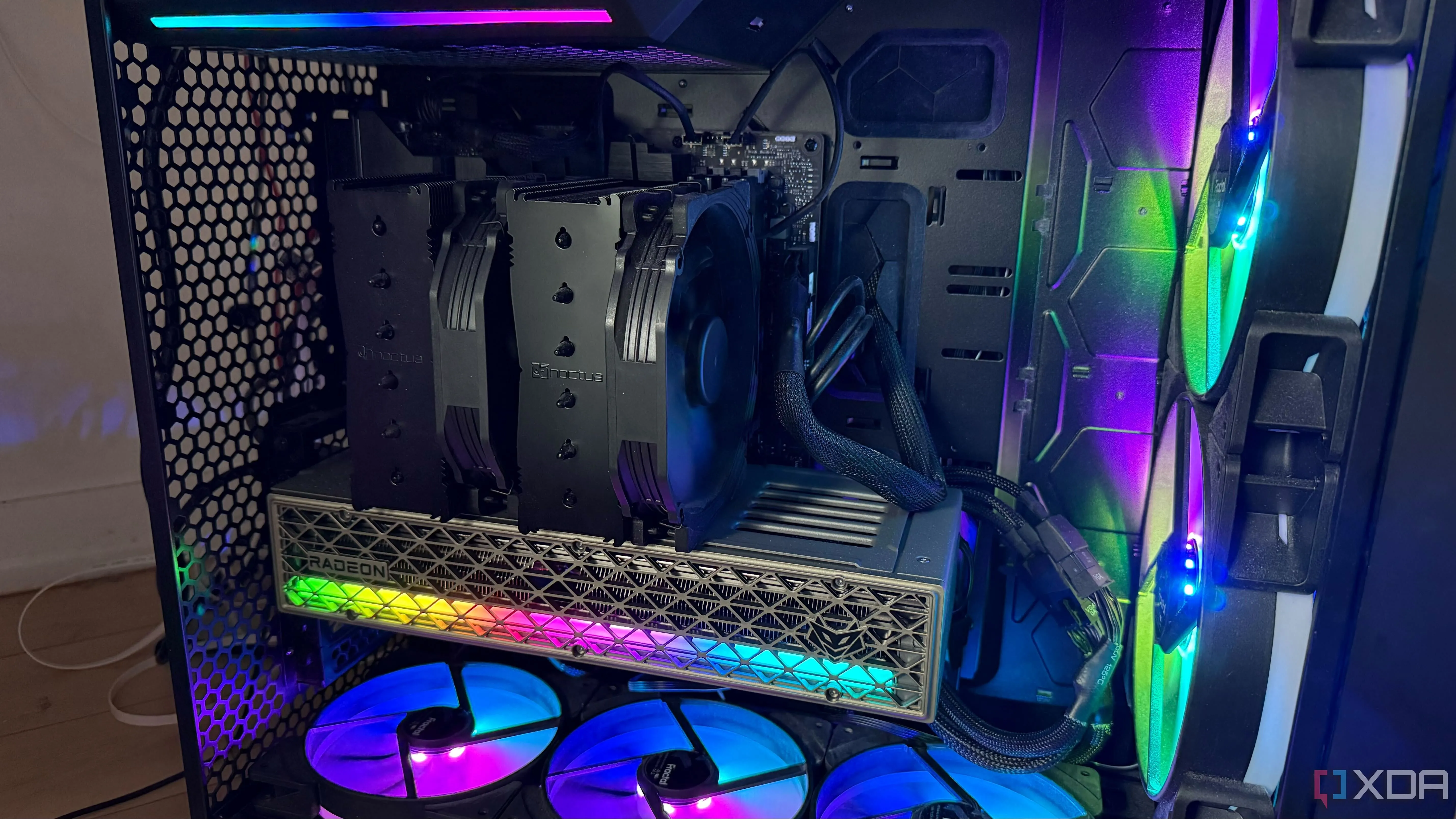 Một bộ PC gaming được bật sáng với đèn RGB trên các linh kiện và quạt tản nhiệt khí, nổi bật tính thẩm mỹ