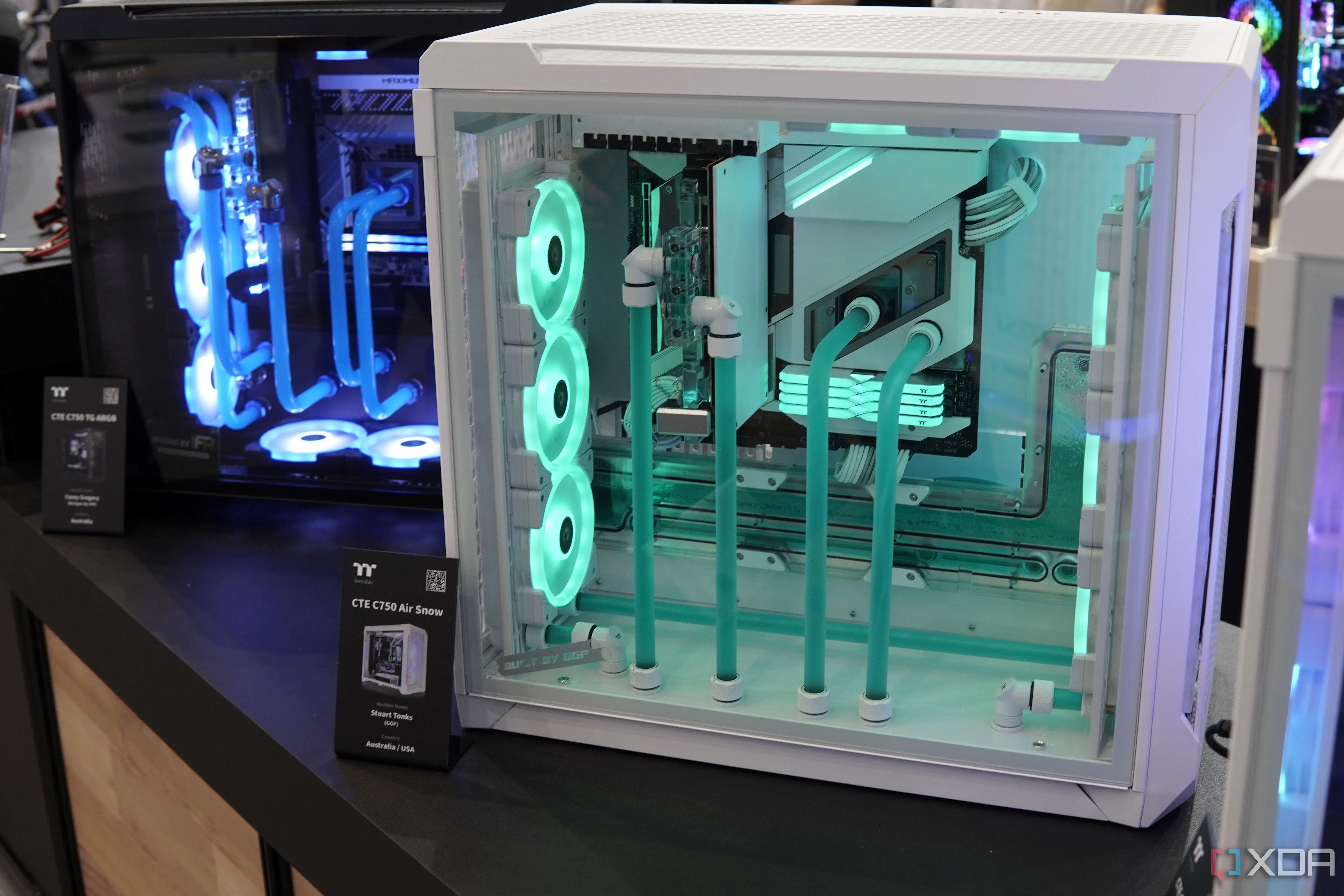 Một bộ PC tùy chỉnh sử dụng vỏ case Thermaltake CTE C750 Air Snow với các điểm nhấn màu xanh bạc hà