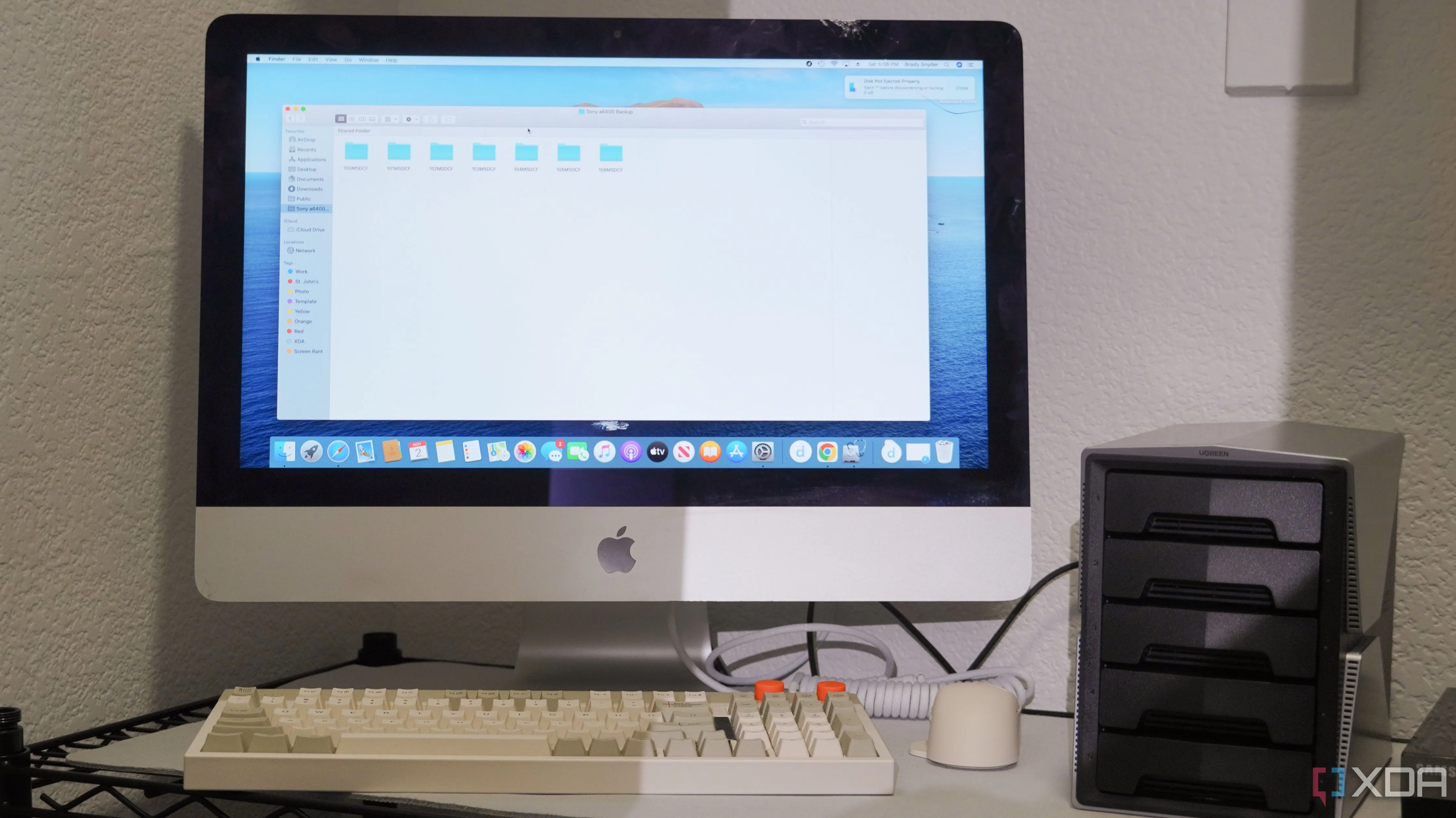 Một chiếc iMac được cấu hình làm máy chủ NAS trong tủ, gợi nhắc về tầm quan trọng của việc sao lưu dữ liệu cho hệ thống NAS