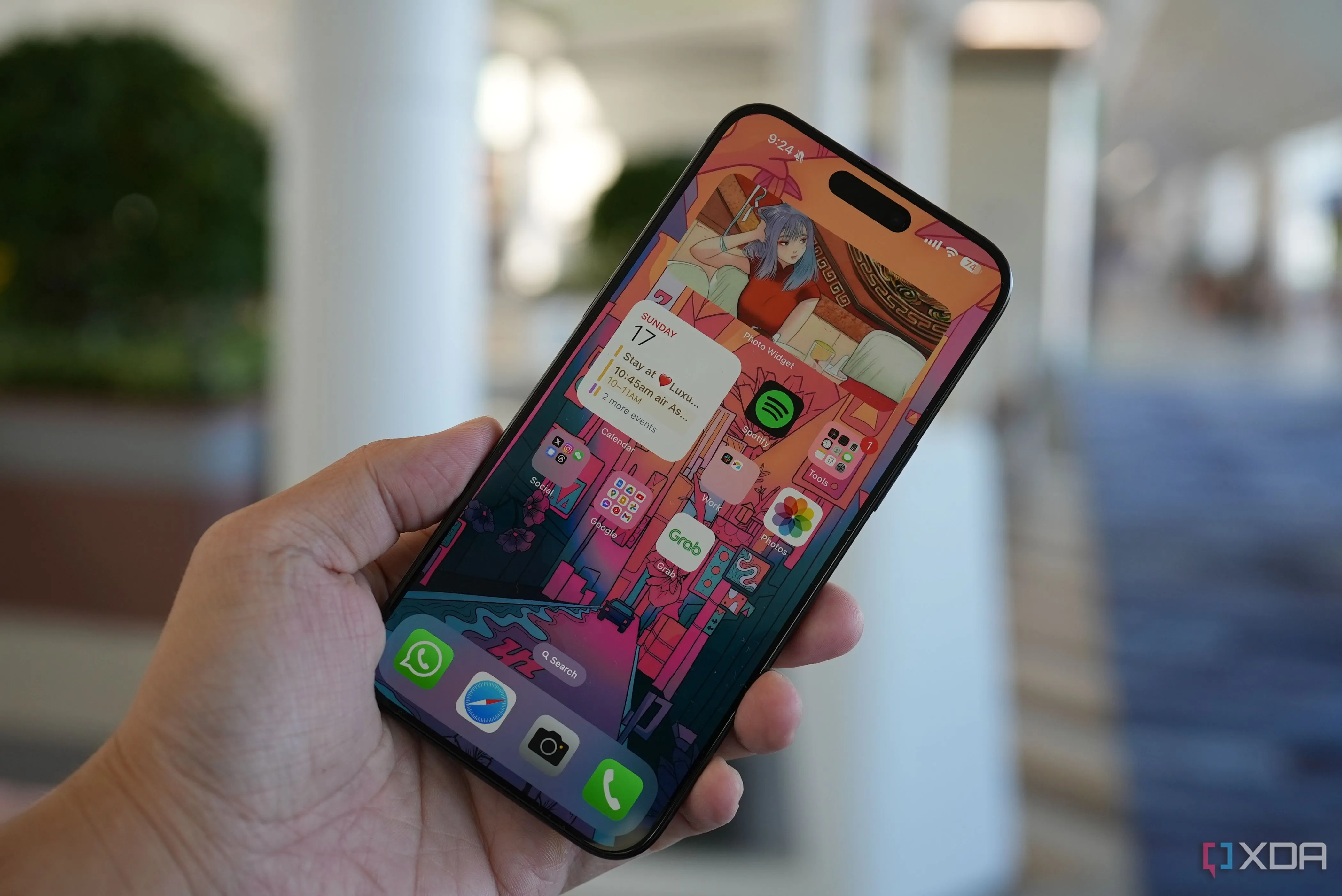 Một chiếc iPhone 15 Pro Max trong tay, minh họa một trong nhiều thiết bị di động hiện đại không còn cần hoặc hỗ trợ tính năng WPS rủi ro để kết nối Wi-Fi.