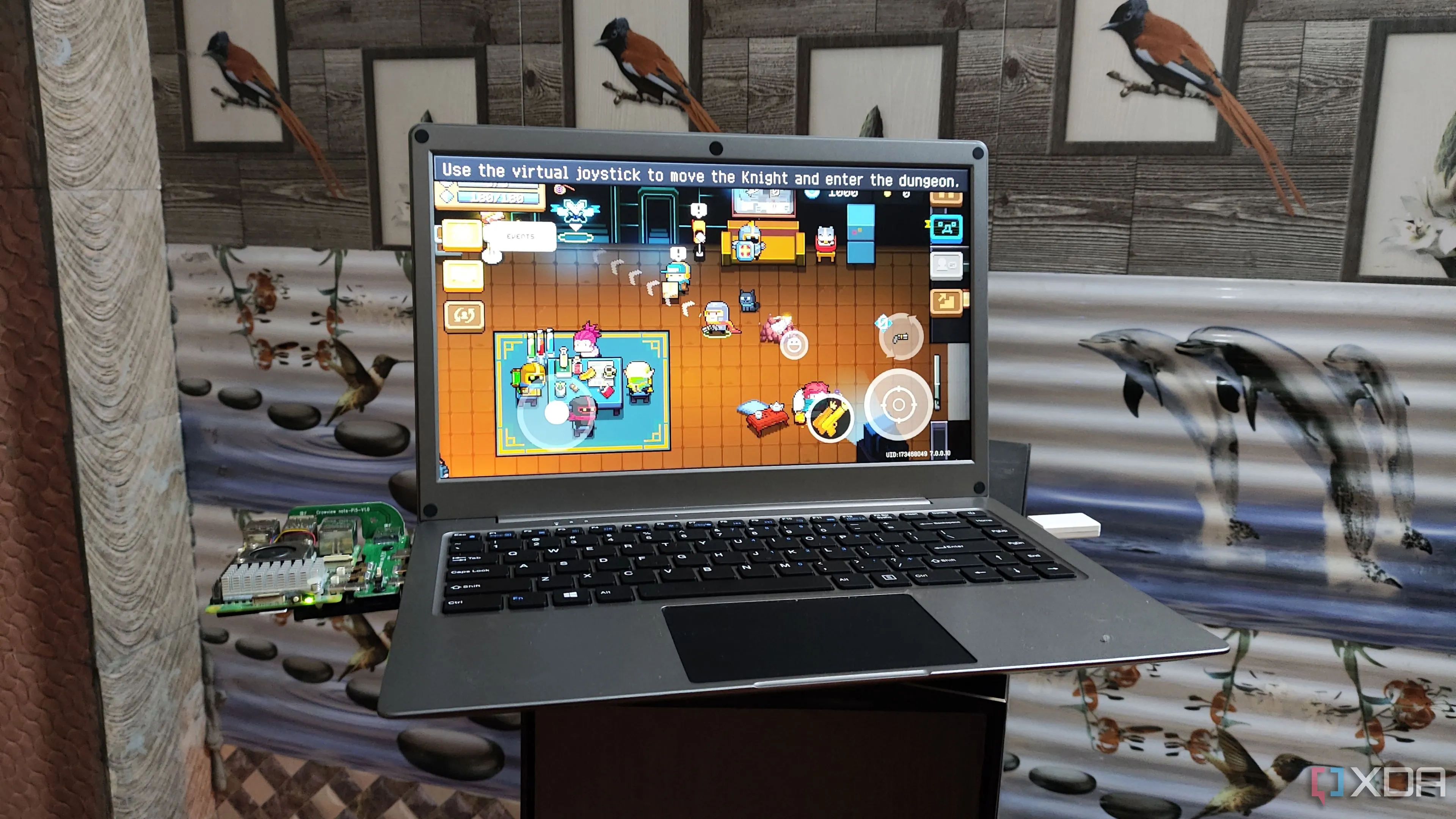 Một chiếc laptop được làm từ Raspberry Pi, minh họa dự án console game di động DIY