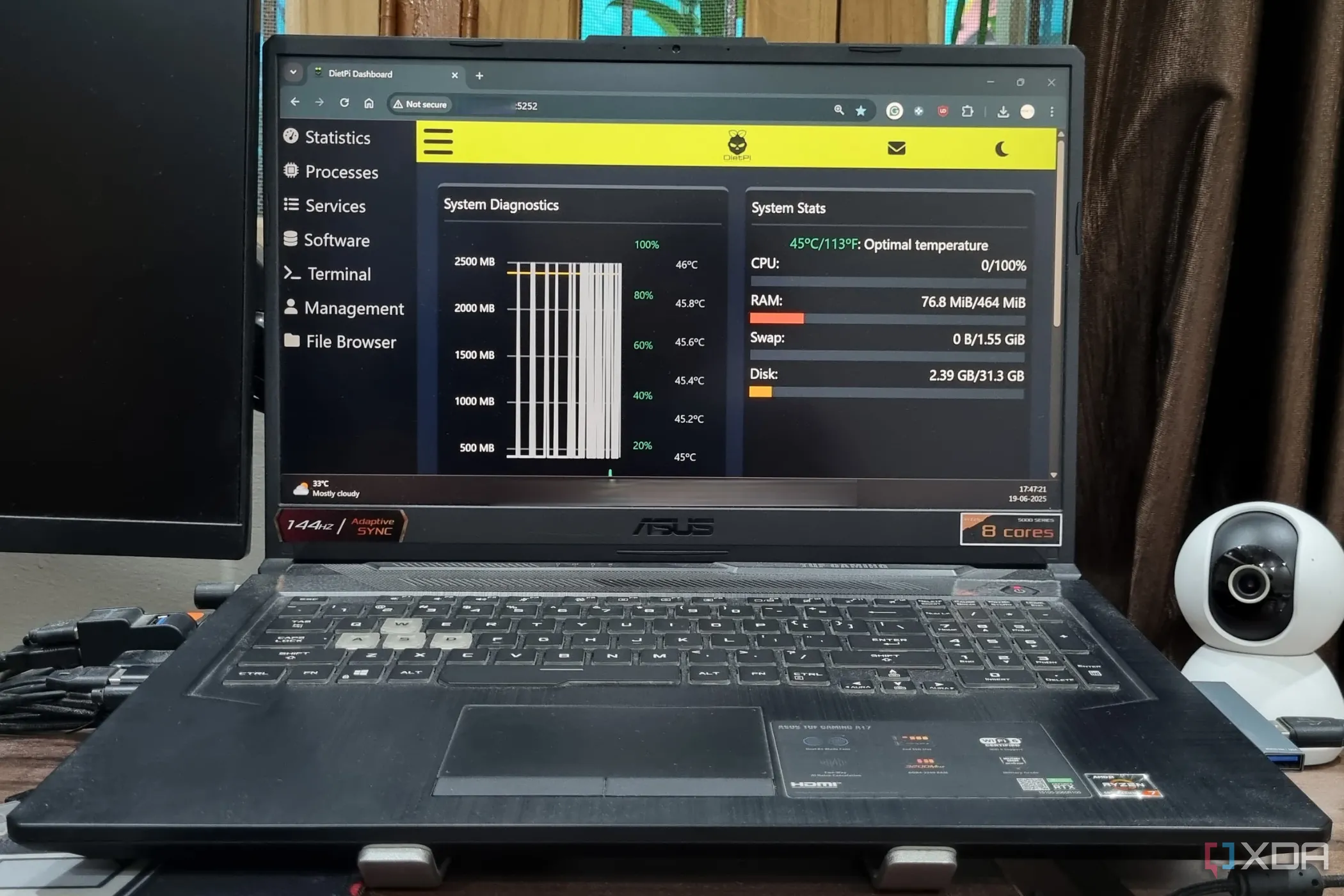 Một chiếc laptop Windows hiển thị DietPi Dashboard đang chạy trong trình duyệt Chrome, minh họa giao diện truy cập File Browser