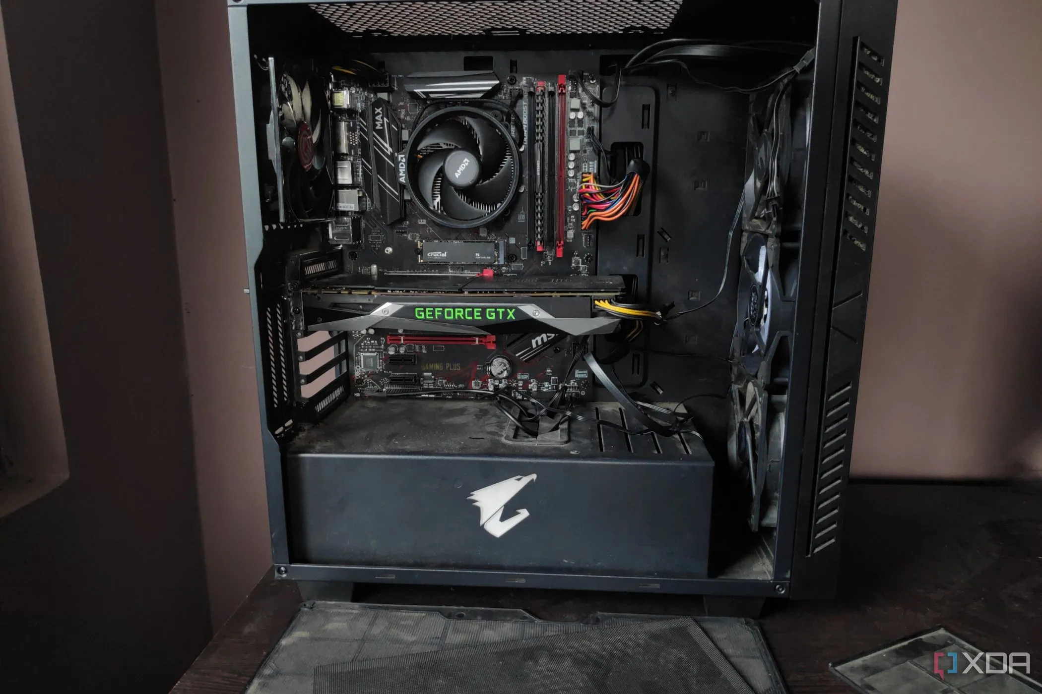 Một chiếc PC bám đầy bụi cùng các tấm lọc bụi, cho thấy sự cần thiết của việc quản lý cáp để giảm tích tụ bụi