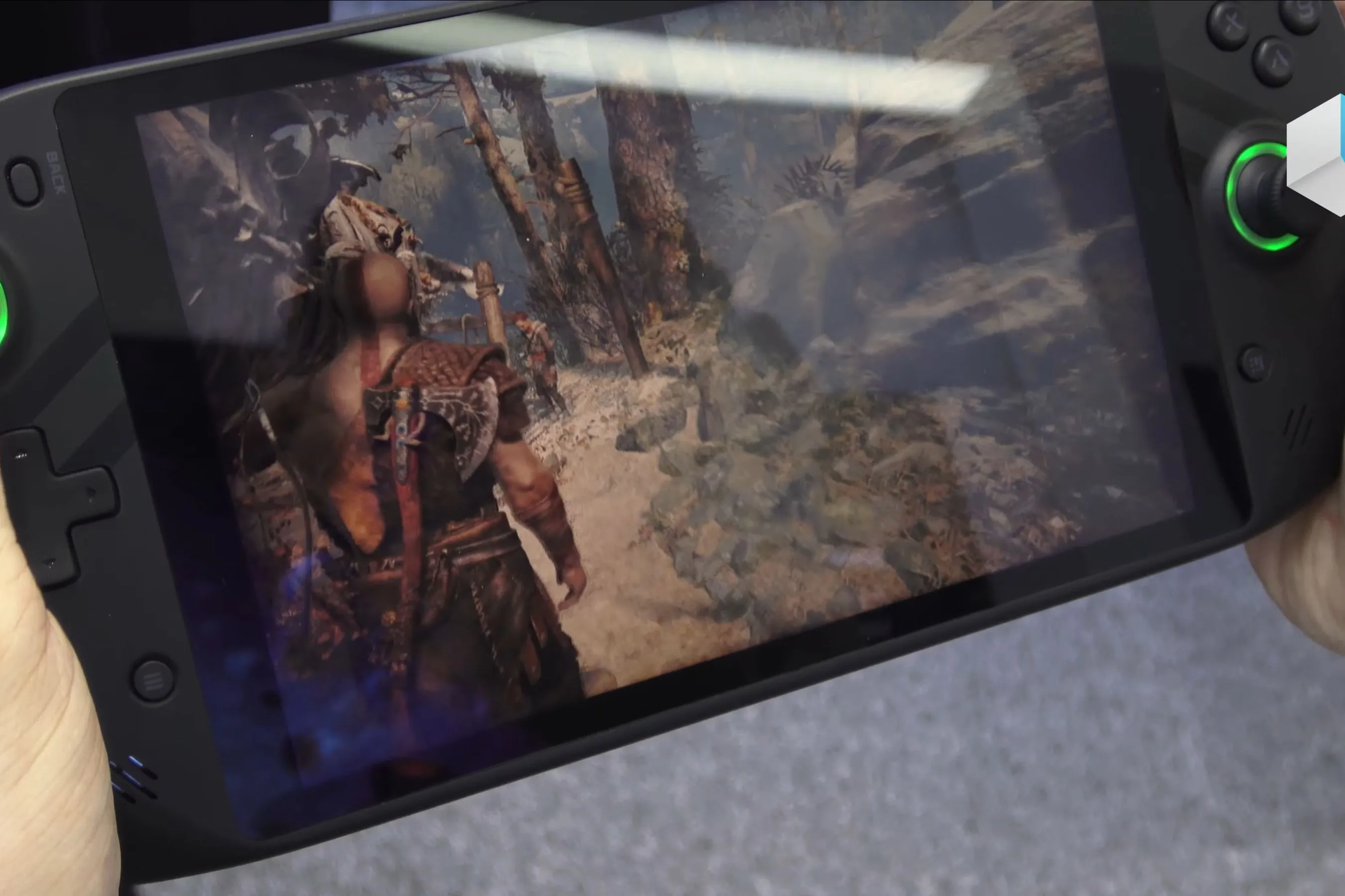 Một chiếc PC gaming handheld đang chạy game God of War, minh họa khả năng chơi game AAA trên thiết bị cầm tay với SteamOS.