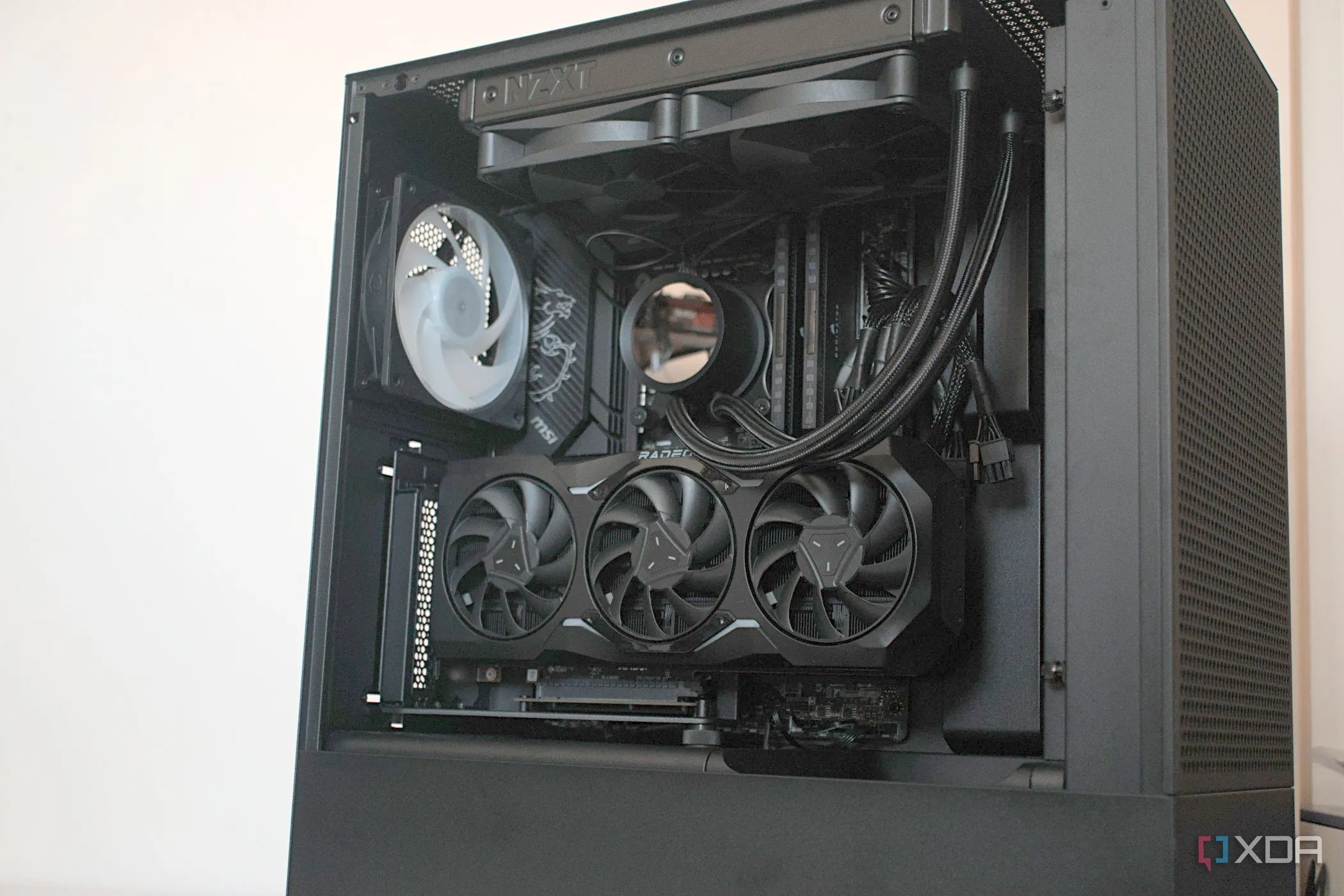 Một dàn PC được lắp đặt bên trong case NZXT H5 Flow RGB, thể hiện sự cân bằng giữa hiệu năng và thẩm mỹ với ánh sáng RGB.