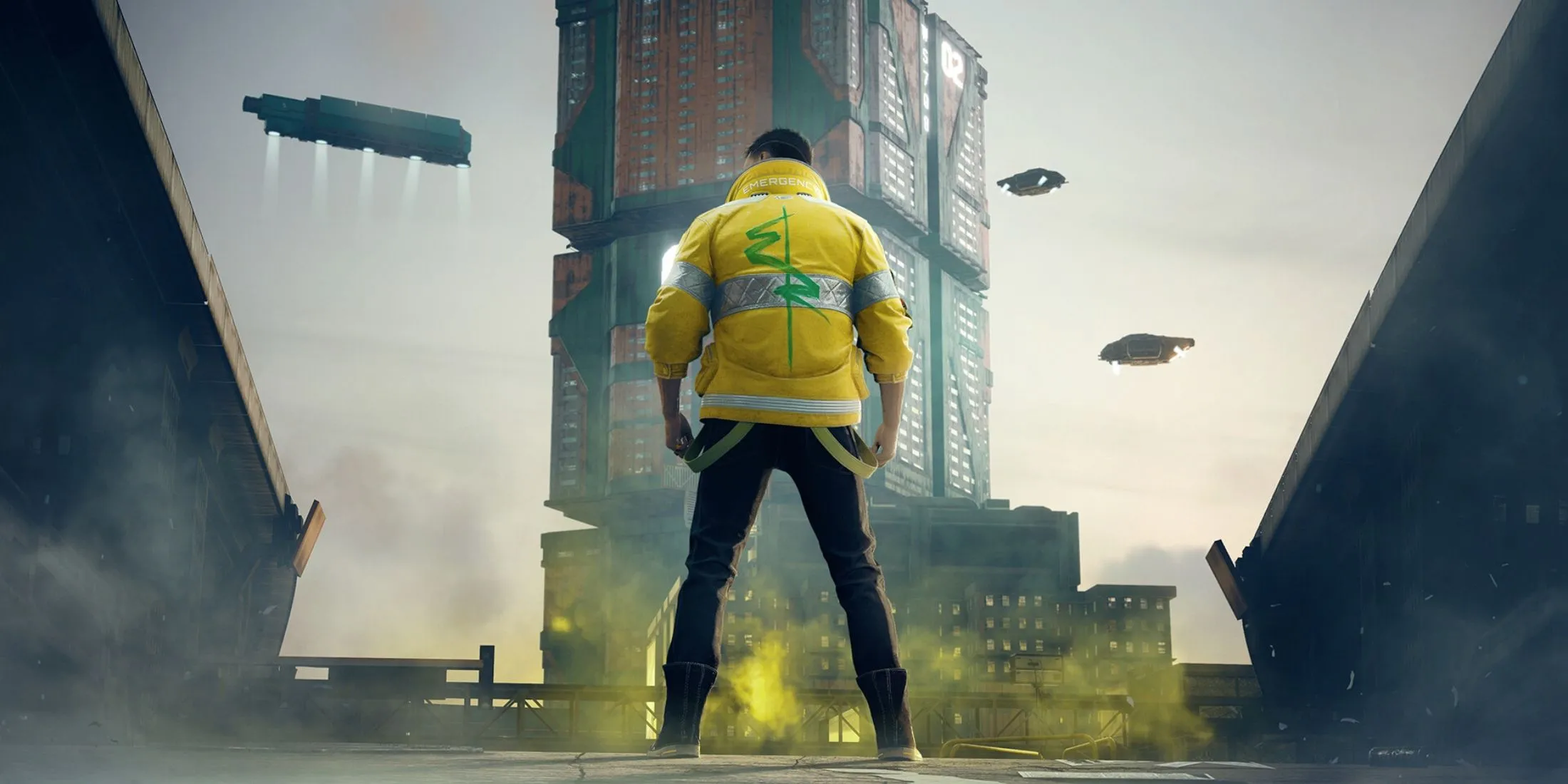 Một đoạn phố với kiến trúc cao tầng, quảng cáo holographic và xe cộ bay lượn trên Night City trong Cyberpunk 2077.