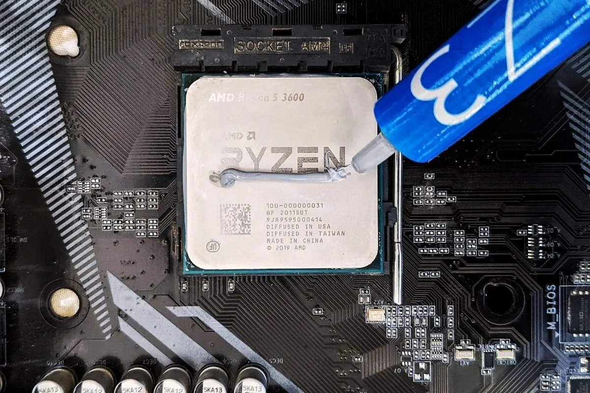 Một đường keo tản nhiệt được thoa đều trên bề mặt CPU, minh họa cách áp dụng keo tản nhiệt chất lượng cao như Thermal Grizzly Kryonaut để tối ưu khả năng truyền nhiệt giữa CPU và tản nhiệt.