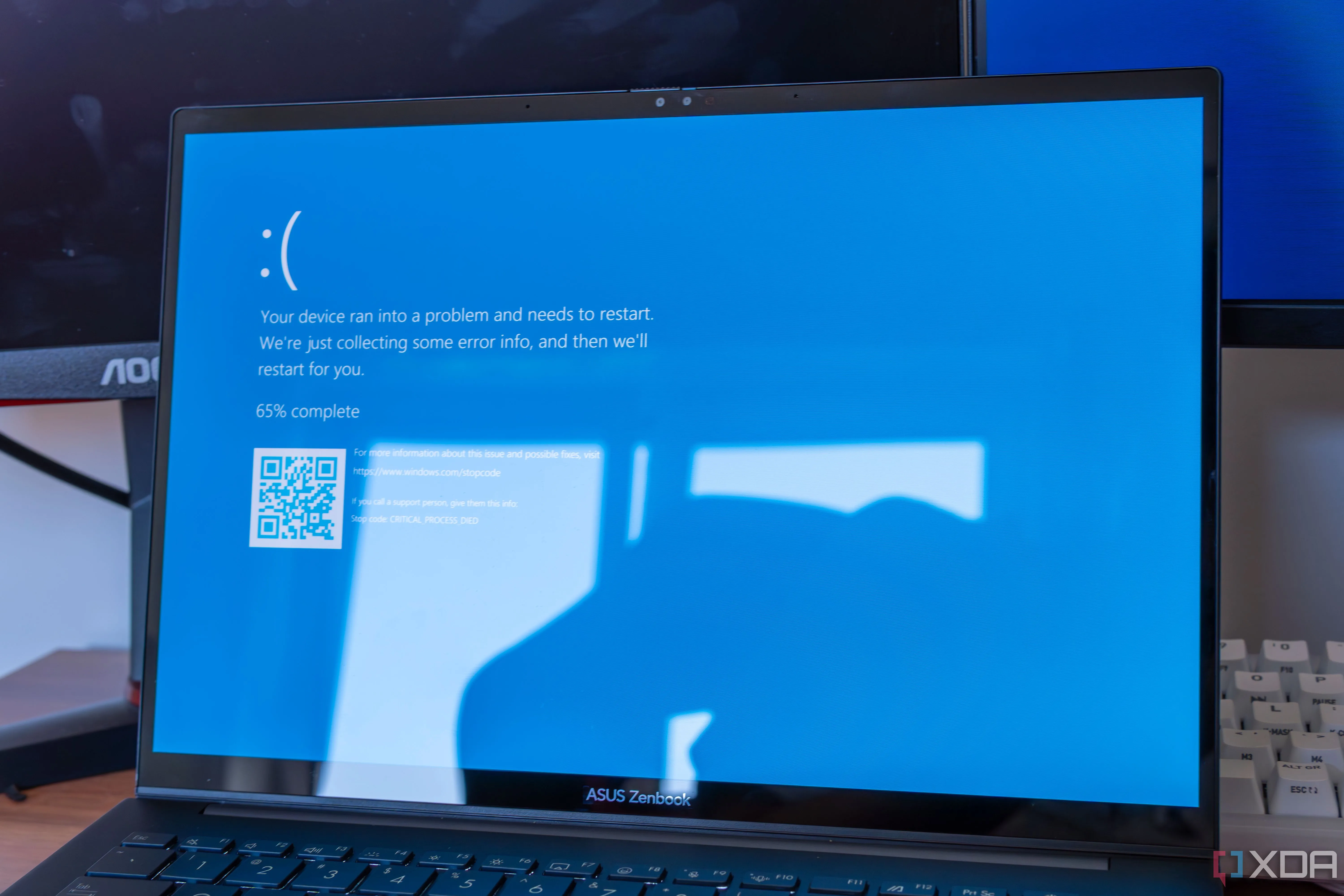 Một màn hình laptop hiển thị Blue Screen of Death (BSOD), một dấu hiệu cảnh báo nghiêm trọng về sự cố hệ thống, thường xảy ra khi CPU quá nhiệt hoặc mất ổn định.