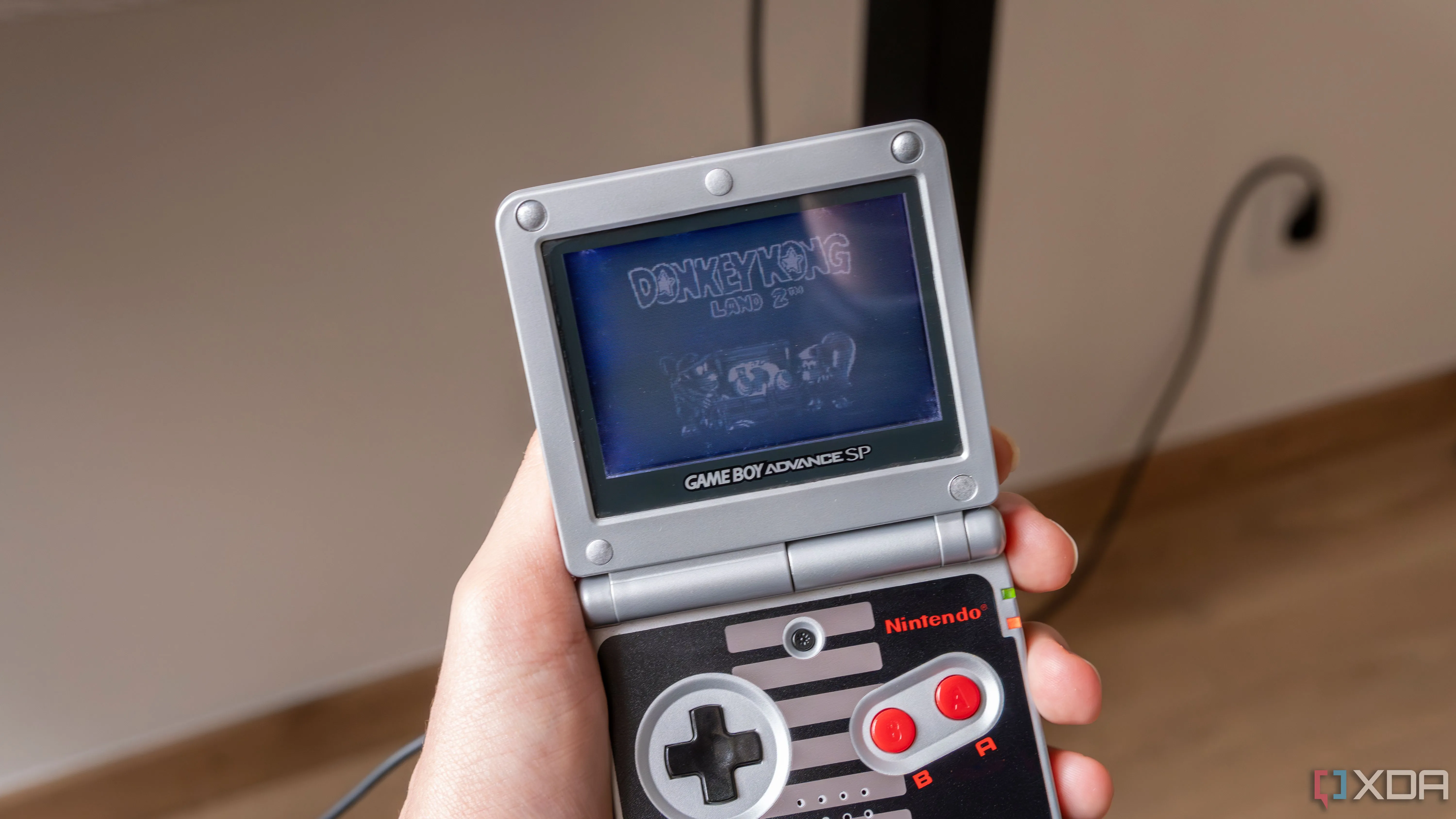 Một máy Game Boy Advance SP đang chơi game Donkey Kong Land 2, gợi nhớ kỷ niệm về các tựa game kinh điển trên nền tảng cầm tay của Nintendo