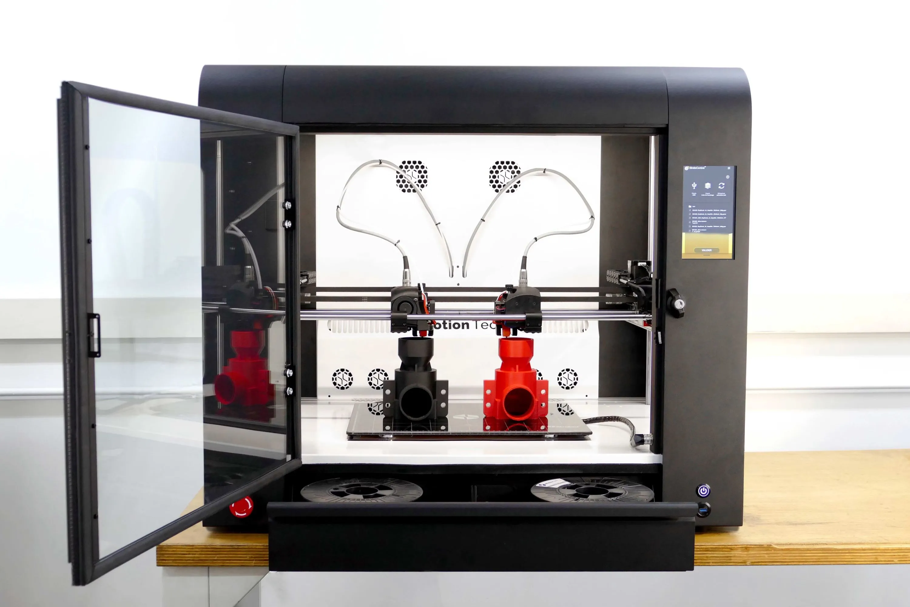 Một máy in 3D đang hoạt động tạo ra mô hình từ filament tái chế