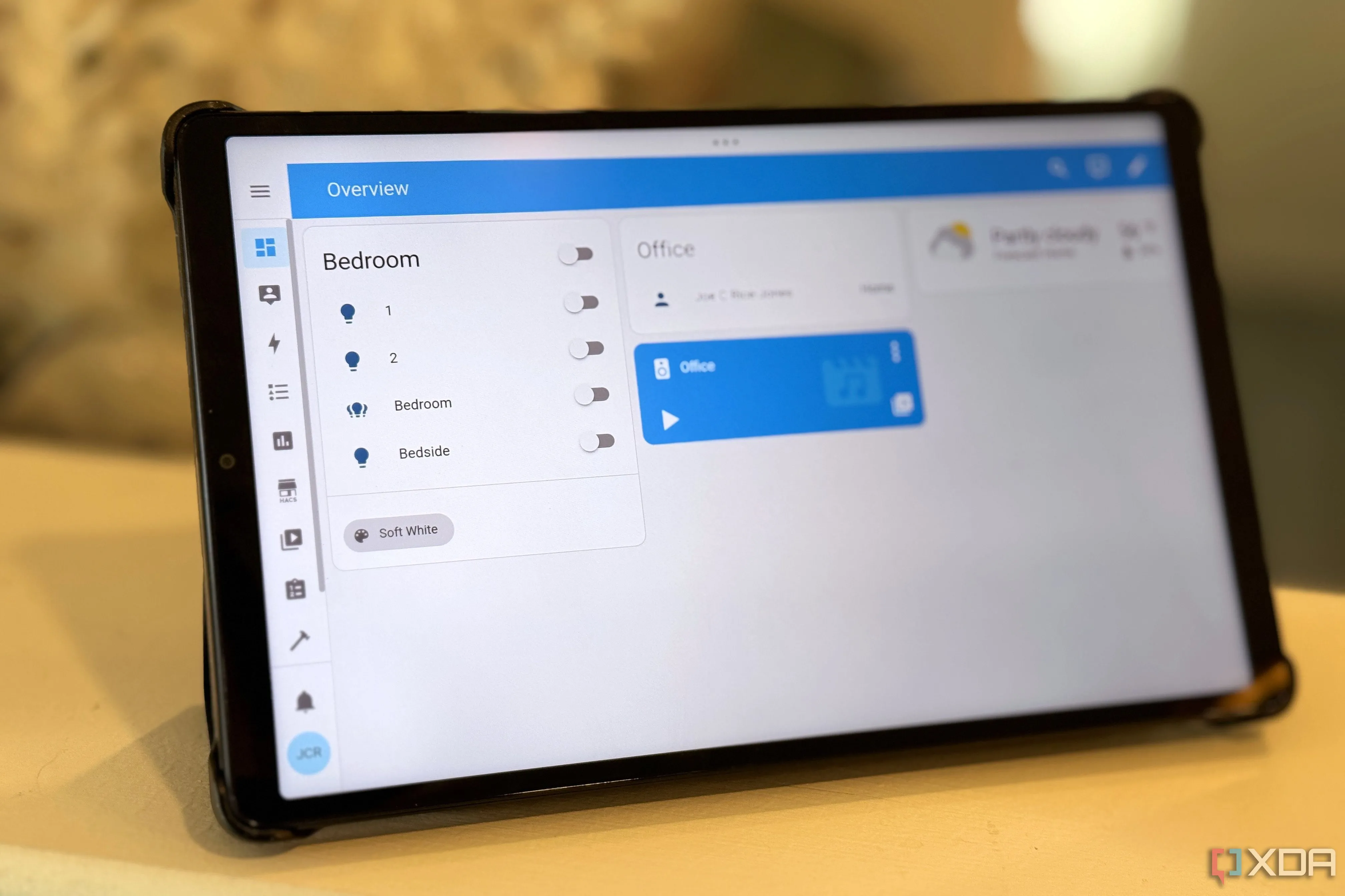 Một máy tính bảng hiển thị giao diện Home Assistant đang chạy ở chế độ kiosk, thể hiện khả năng quản lý năng lượng hiệu quả của các thiết bị Bluetooth