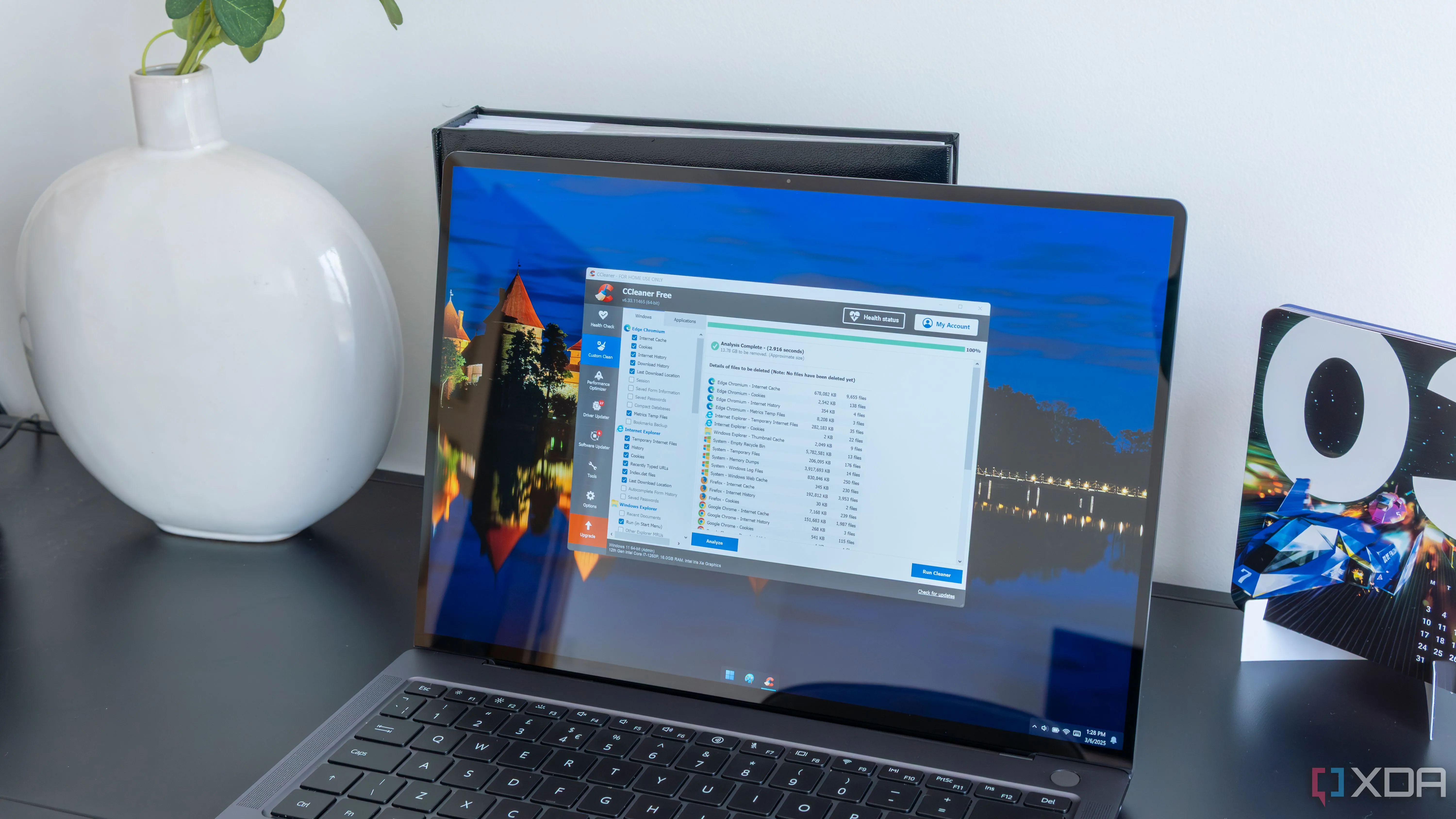 Một máy tính xách tay Windows 11 đang chạy ứng dụng CCleaner, minh họa các công cụ dọn dẹp PC