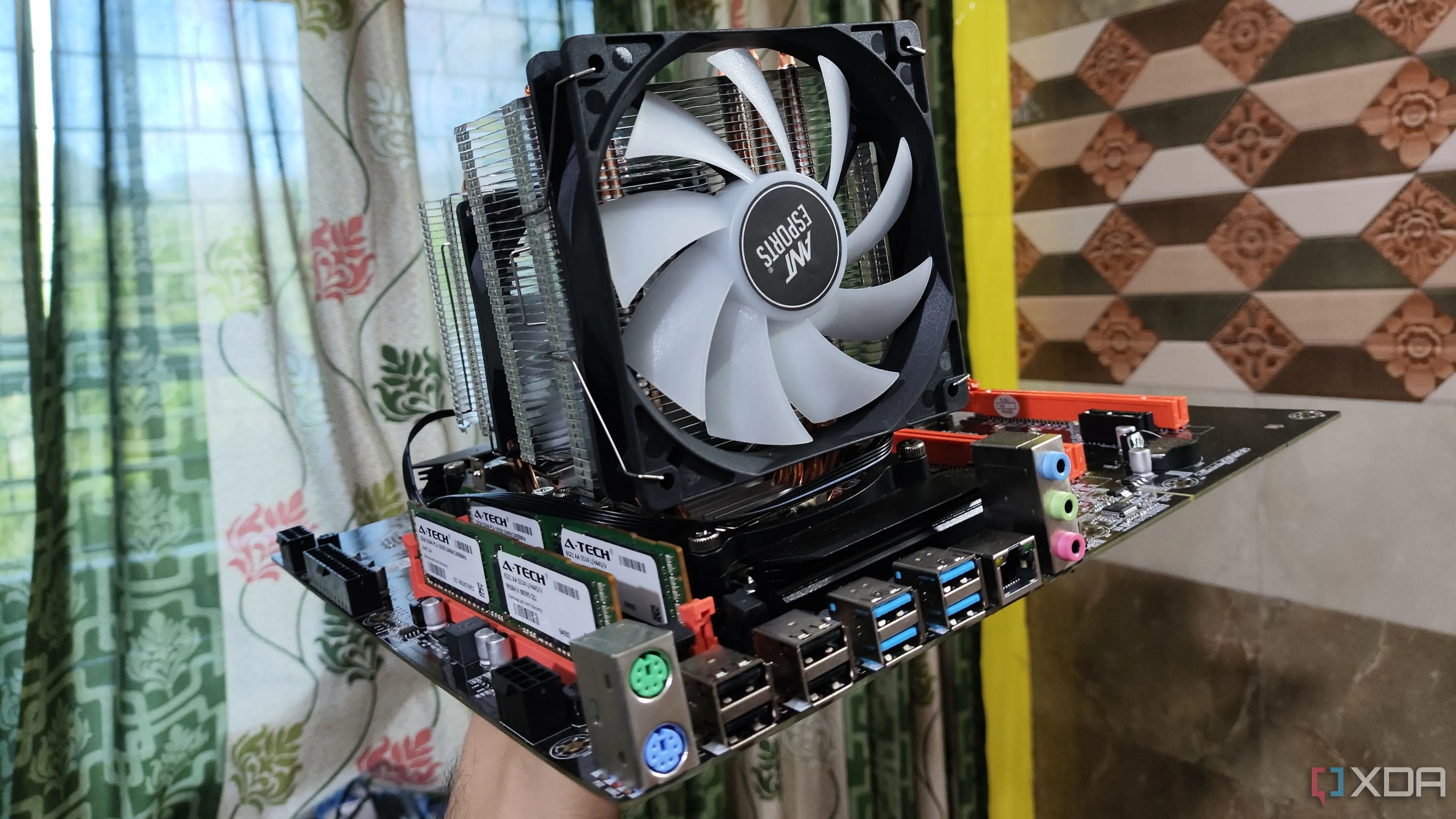 Một người cầm bo mạch chủ Dual Xeon X99