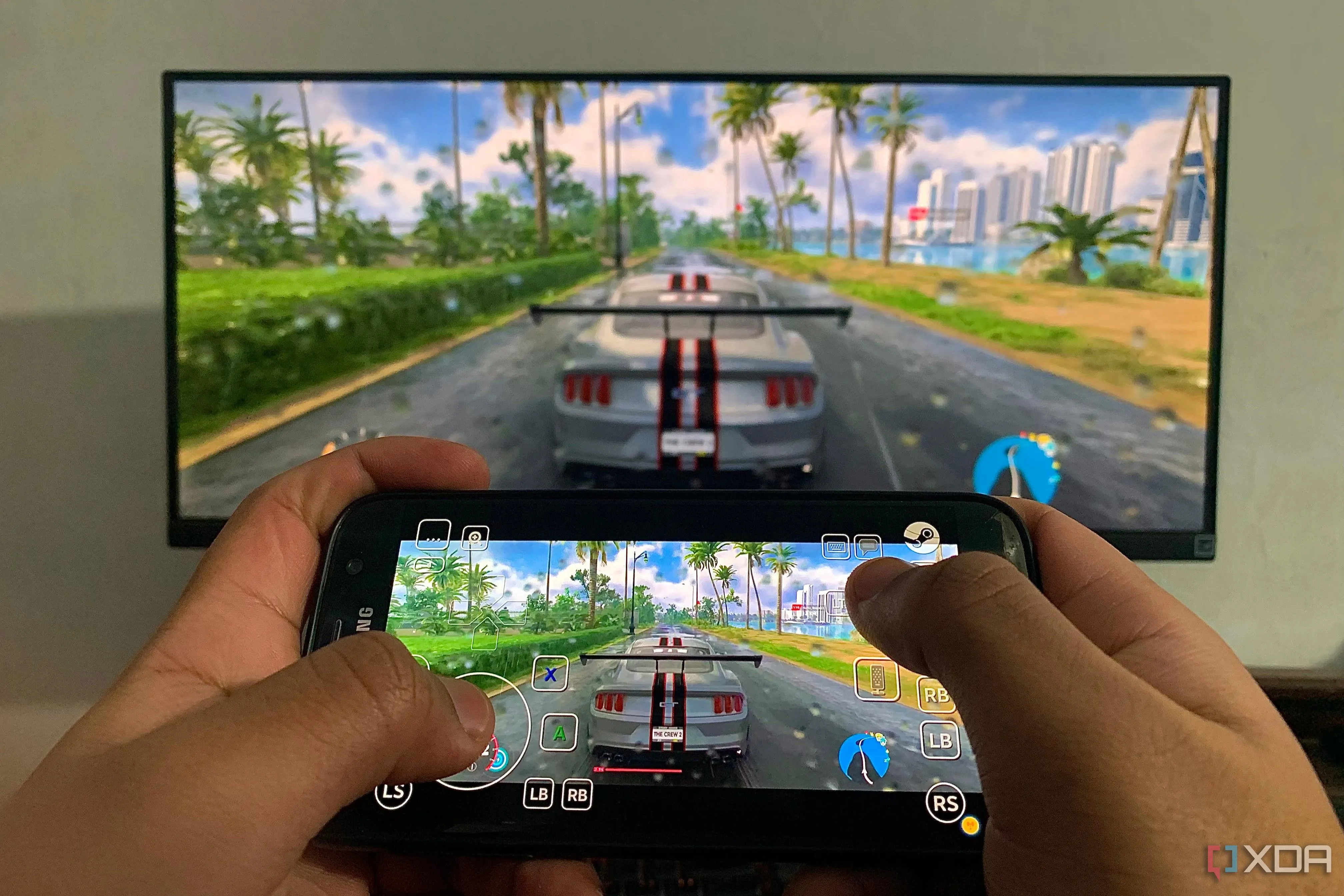 Một người chơi trải nghiệm The Crew 2 trên PC và phát trực tiếp đến điện thoại thông minh qua Steam Link, minh họa tính năng chơi game từ xa.