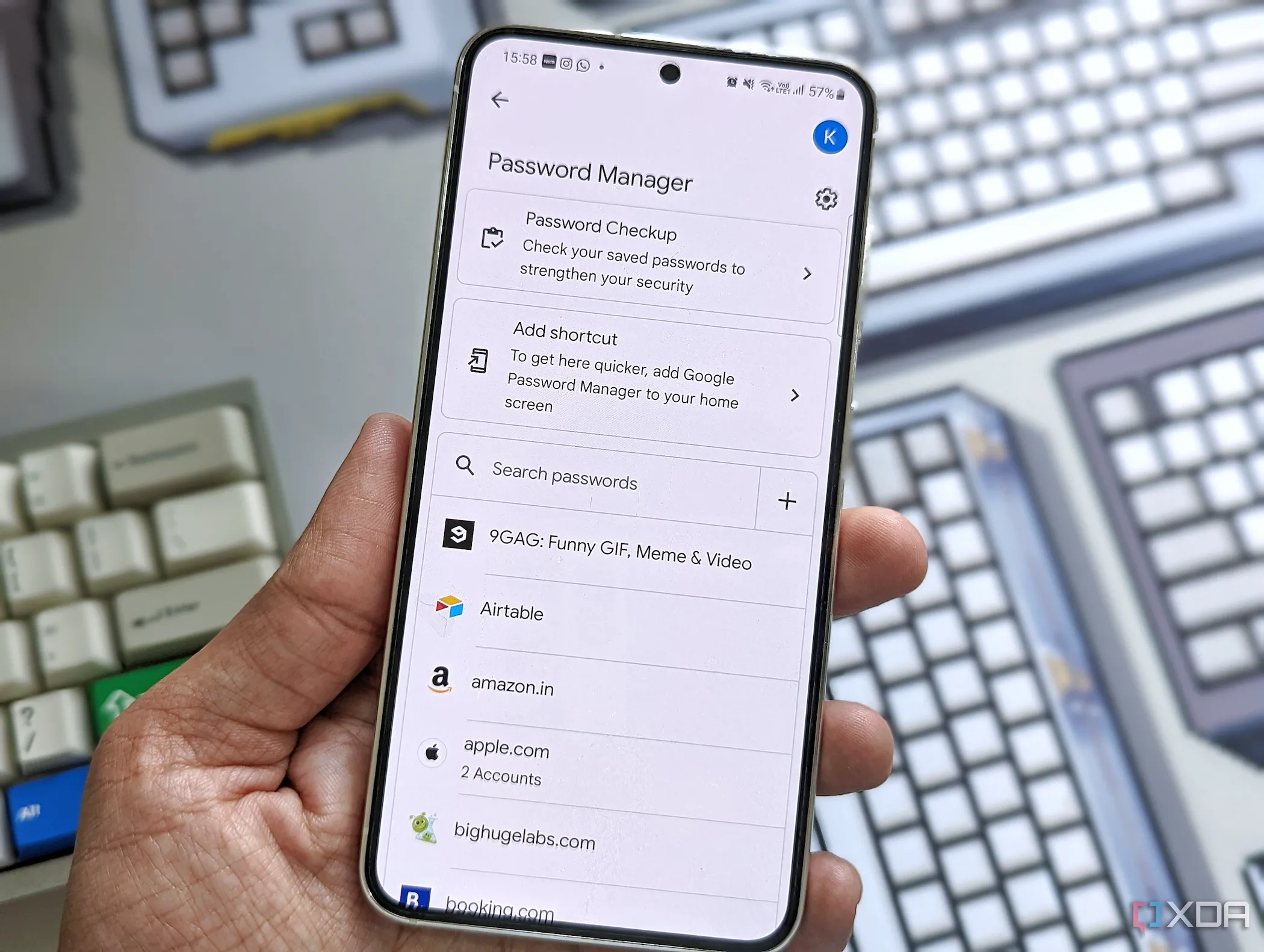 Một người đang cầm Galaxy S23 với giao diện Google Password Manager