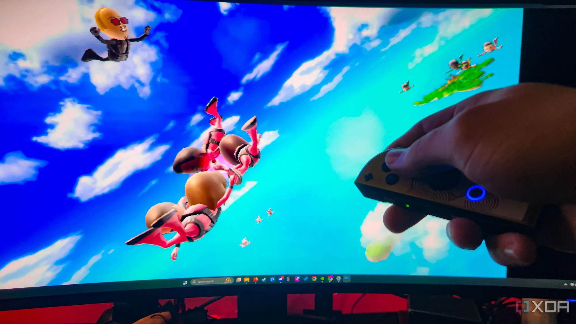 Một người dùng thoải mái chơi game PC với tay cầm Joy-Cons tách rời, tận hưởng sự linh hoạt