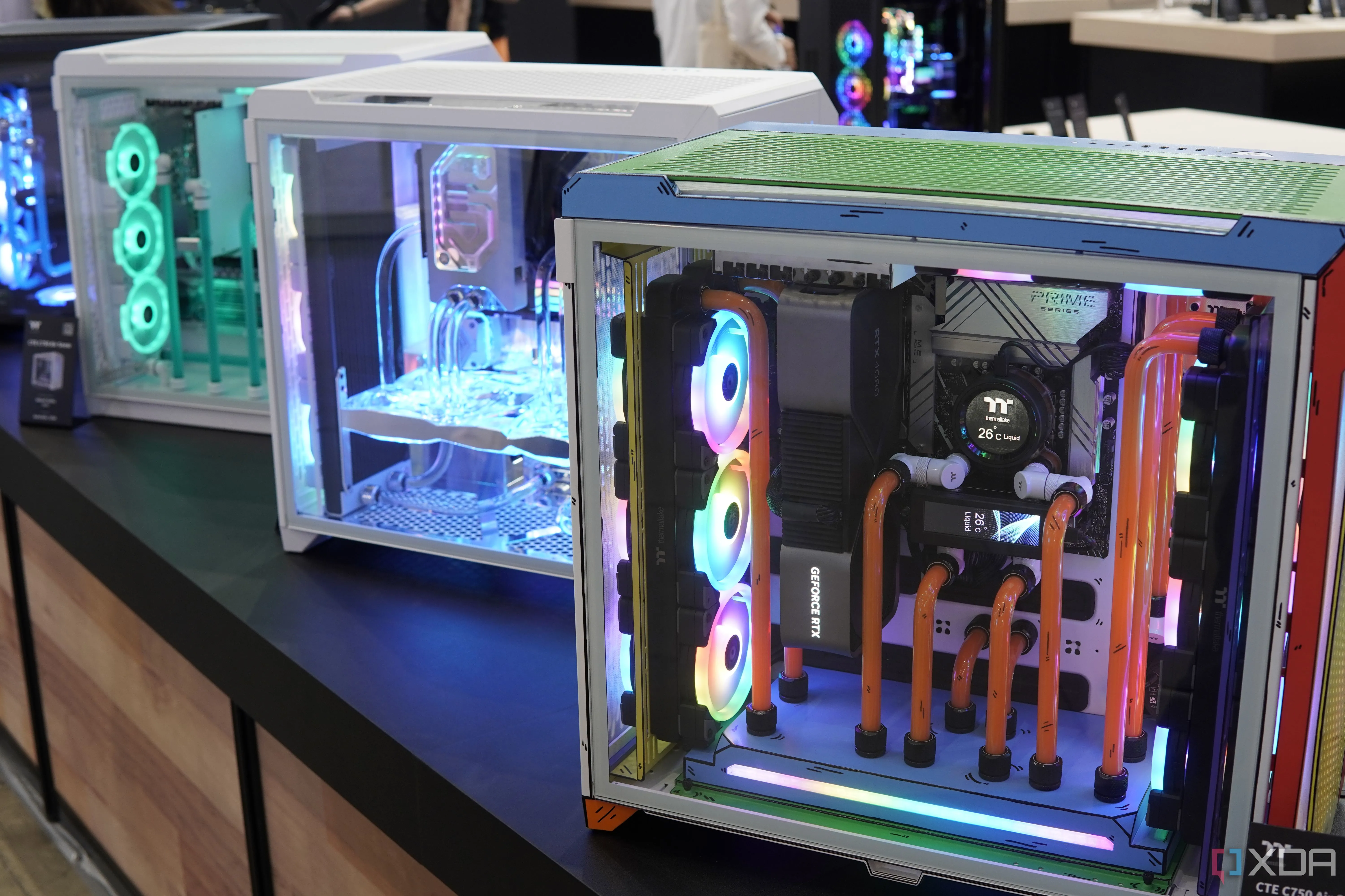 Một PC custom được xây dựng trong case Thermaltake với nhiều ống tản nhiệt nước màu cam