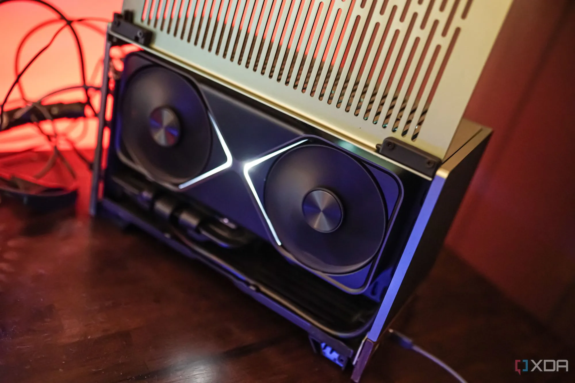 Một PC gaming với mặt bên được mở.