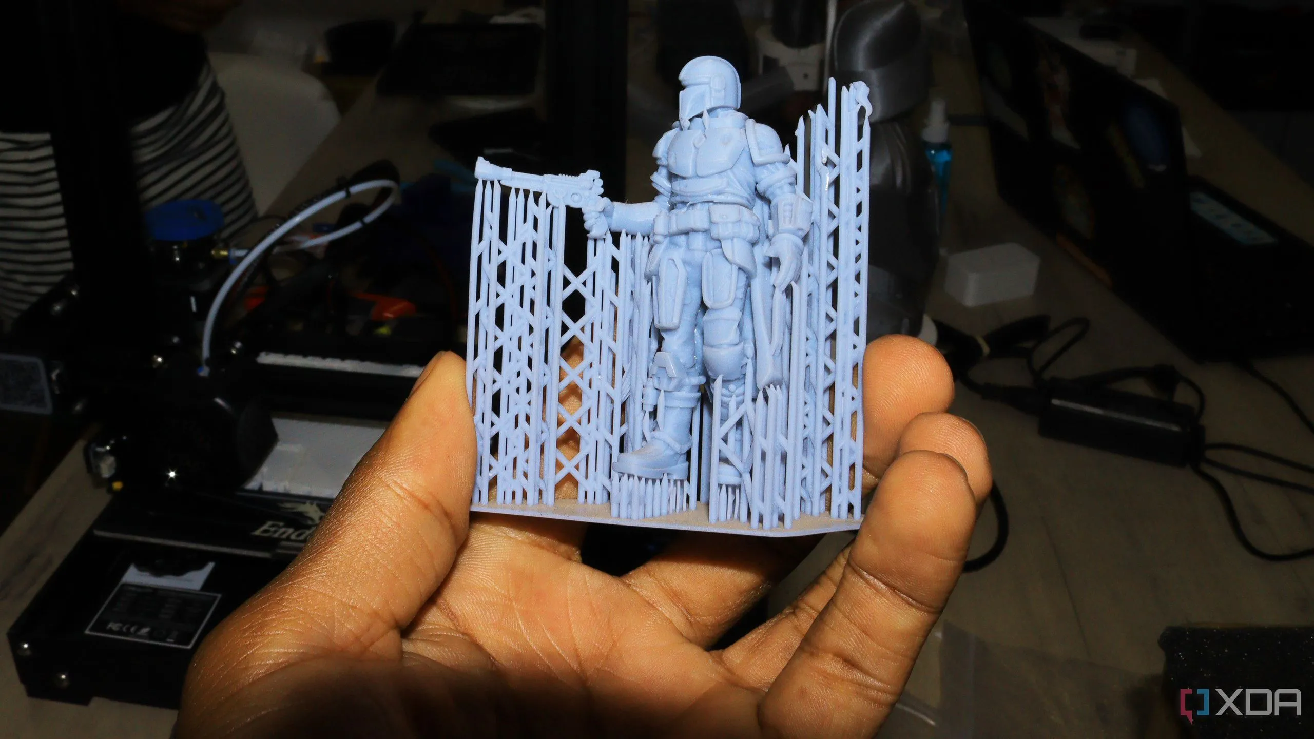 Một vật phẩm được in 3D cầm trên tay, minh họa thành quả từ công nghệ in 3D