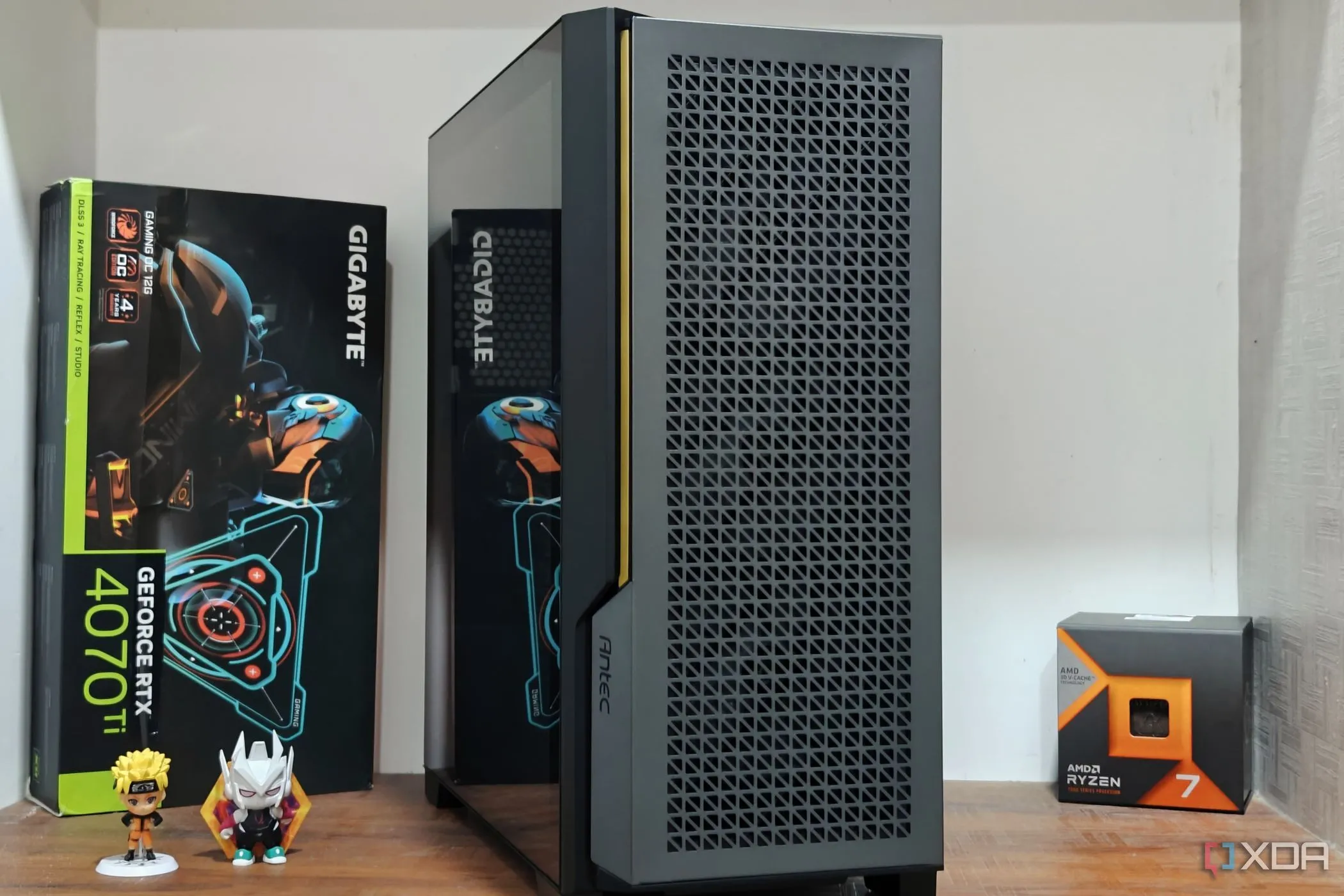 Một vỏ case PC Antec P20C ARGB đặt trên bàn với GPU và CPU bán lẻ bên cạnh
