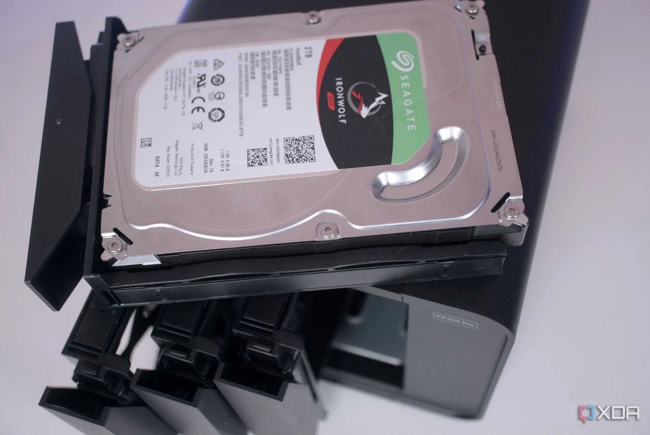 NAS TerraMaster F4-424 Pro với ổ cứng HDD bên trong, minh họa giải pháp lưu trữ tại nhà thay thế đám mây.