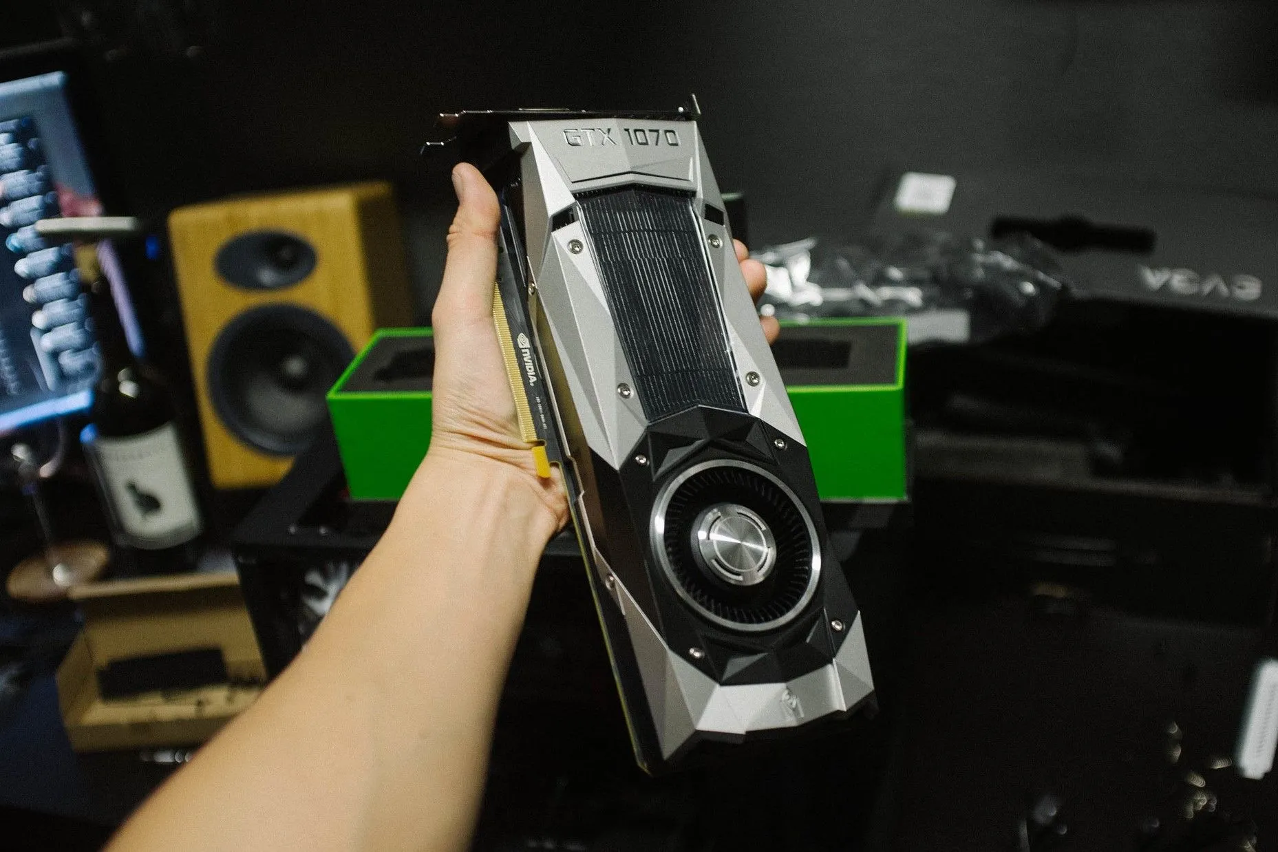 Người cầm card đồ họa NVIDIA GTX 1070 Founders Edition