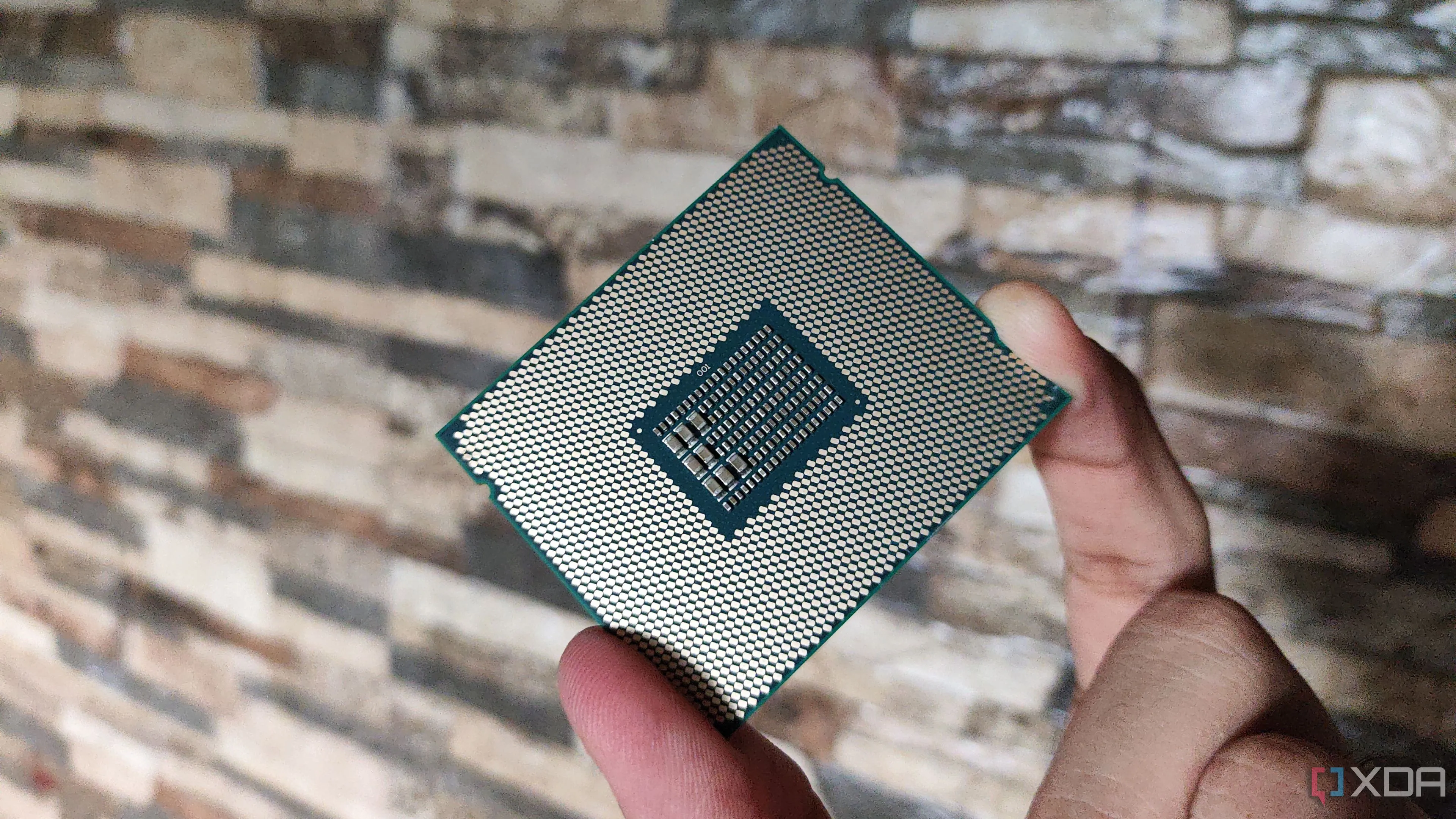 Người cầm CPU Intel Xeon E5-2650 v4 cho máy chủ