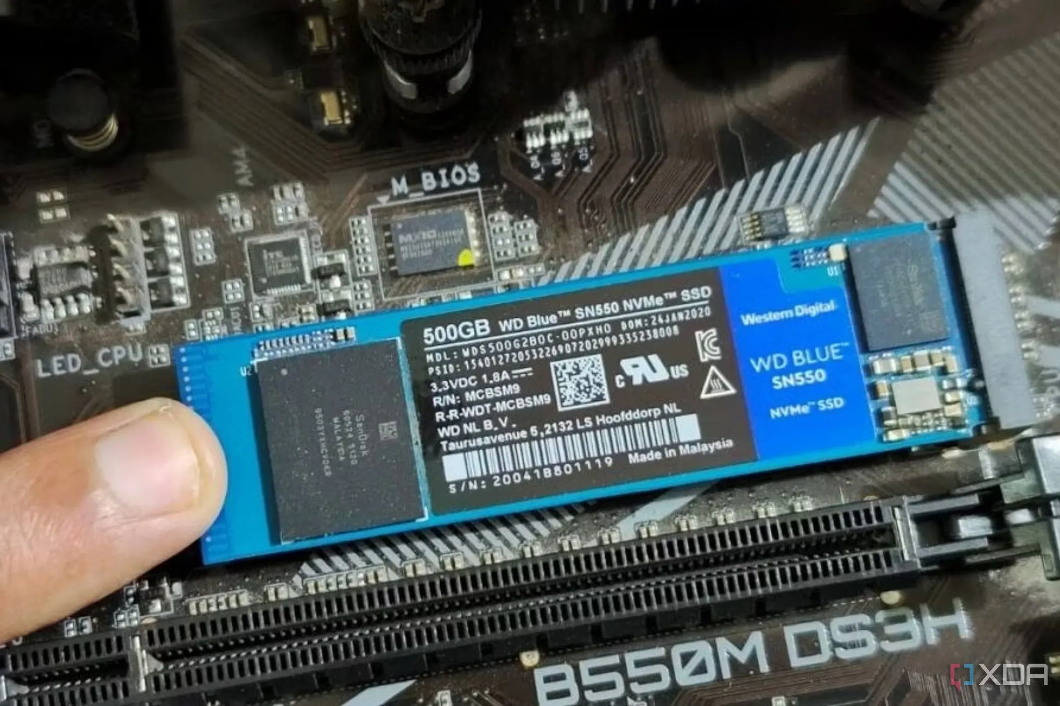 Người đang cầm mô-đun SSD M.2
