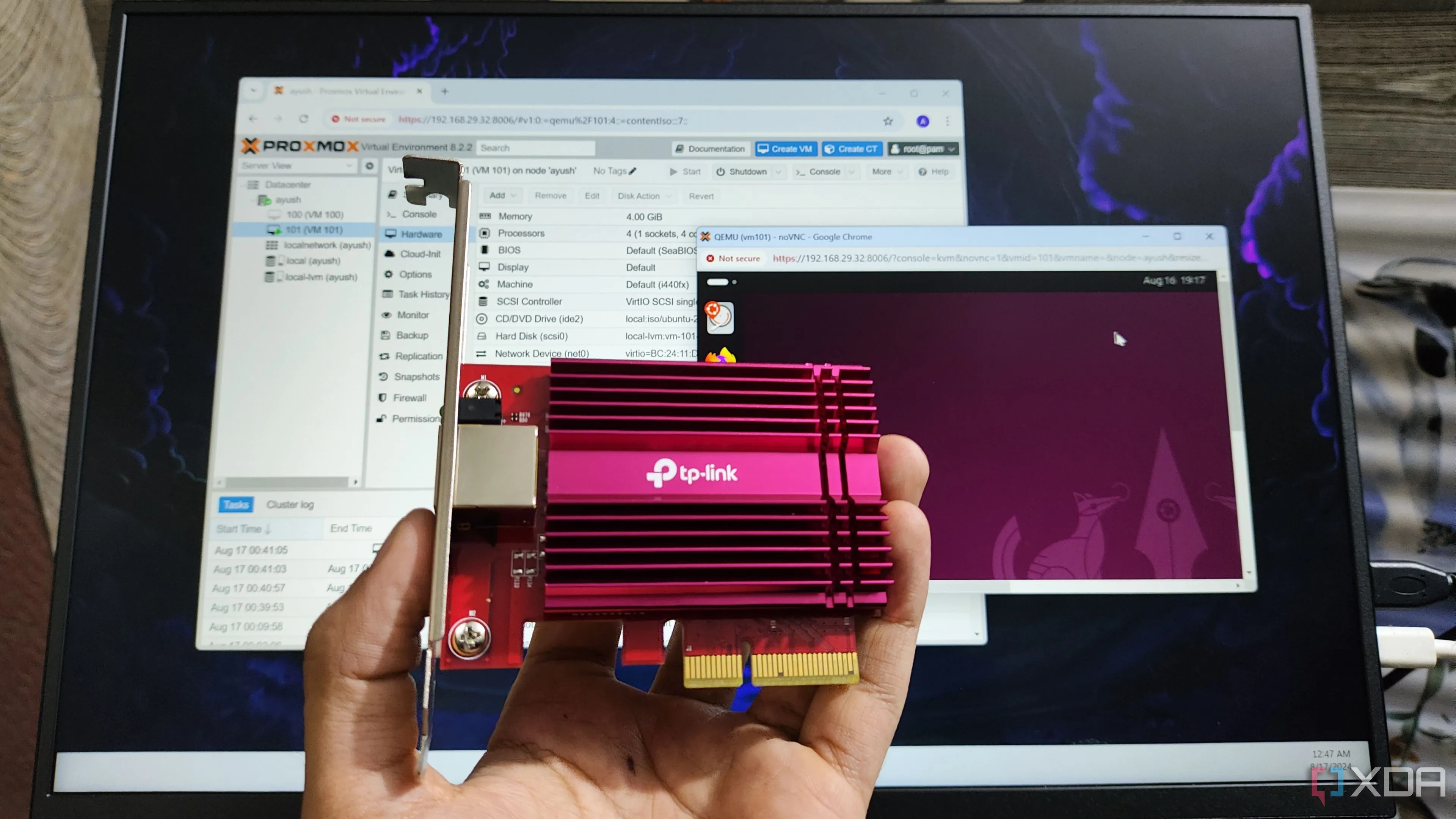 Người dùng cầm card mạng 10GbE phía trước màn hình Proxmox VE, minh họa khả năng hỗ trợ phần cứng linh hoạt của Proxmox so với ESXi