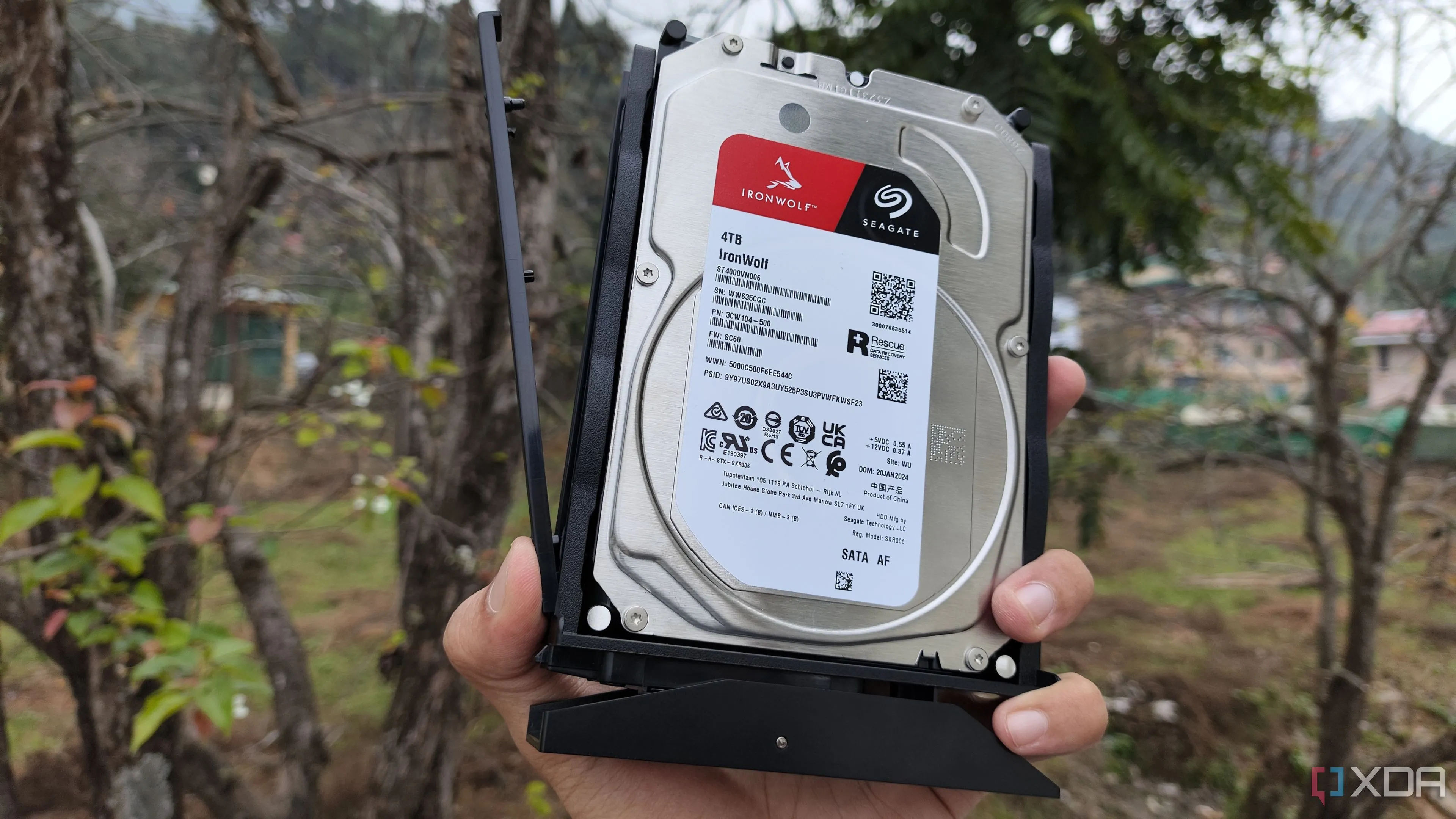 Người dùng cầm ổ cứng HDD Seagate 4TB với vỏ ngoài USB, thể hiện giải pháp biến HDD thành ổ cứng di động để phục hồi dữ liệu.