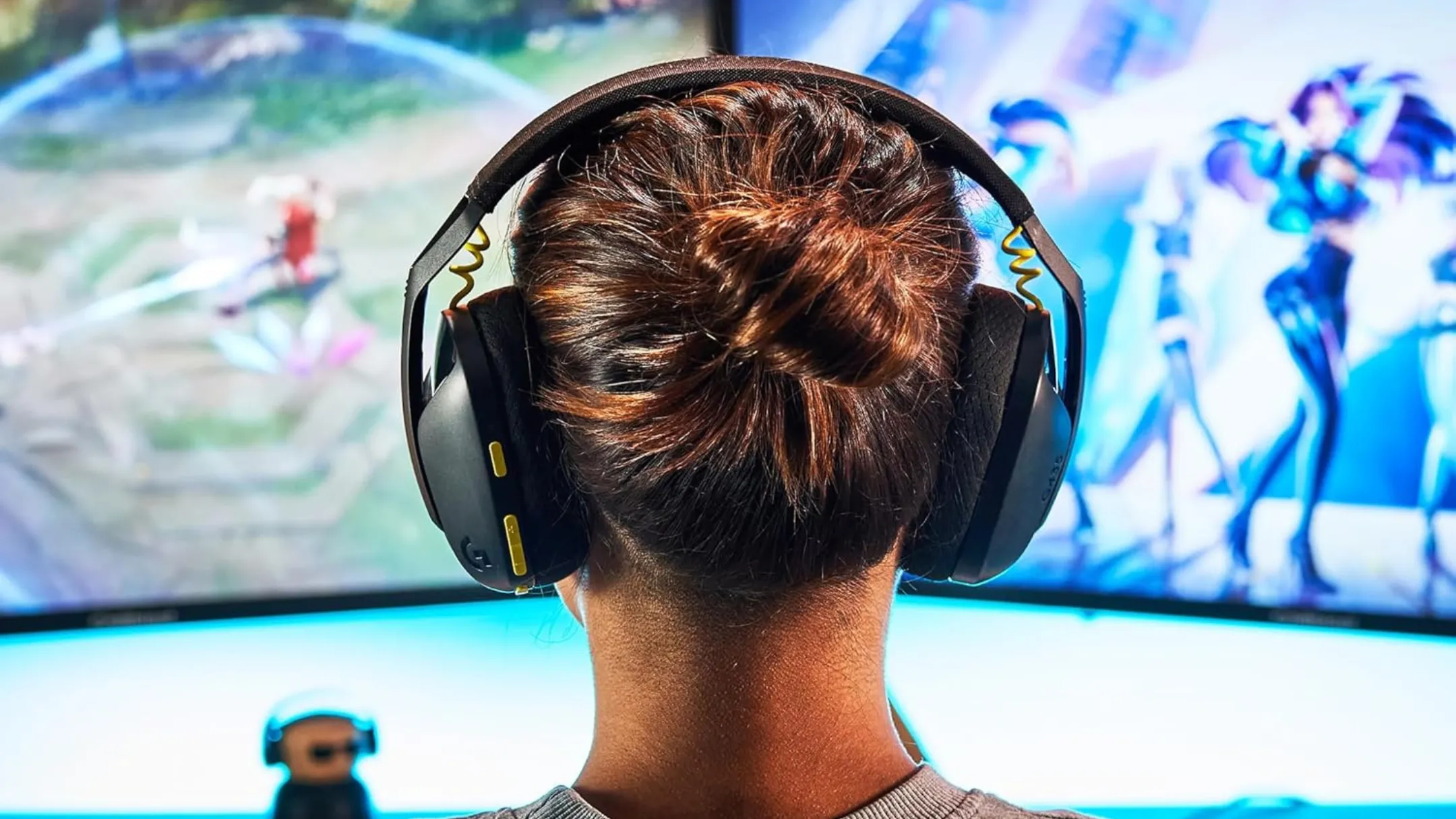 Người dùng đang đeo tai nghe gaming không dây Logitech G435 LIGHTSPEED có Bluetooth