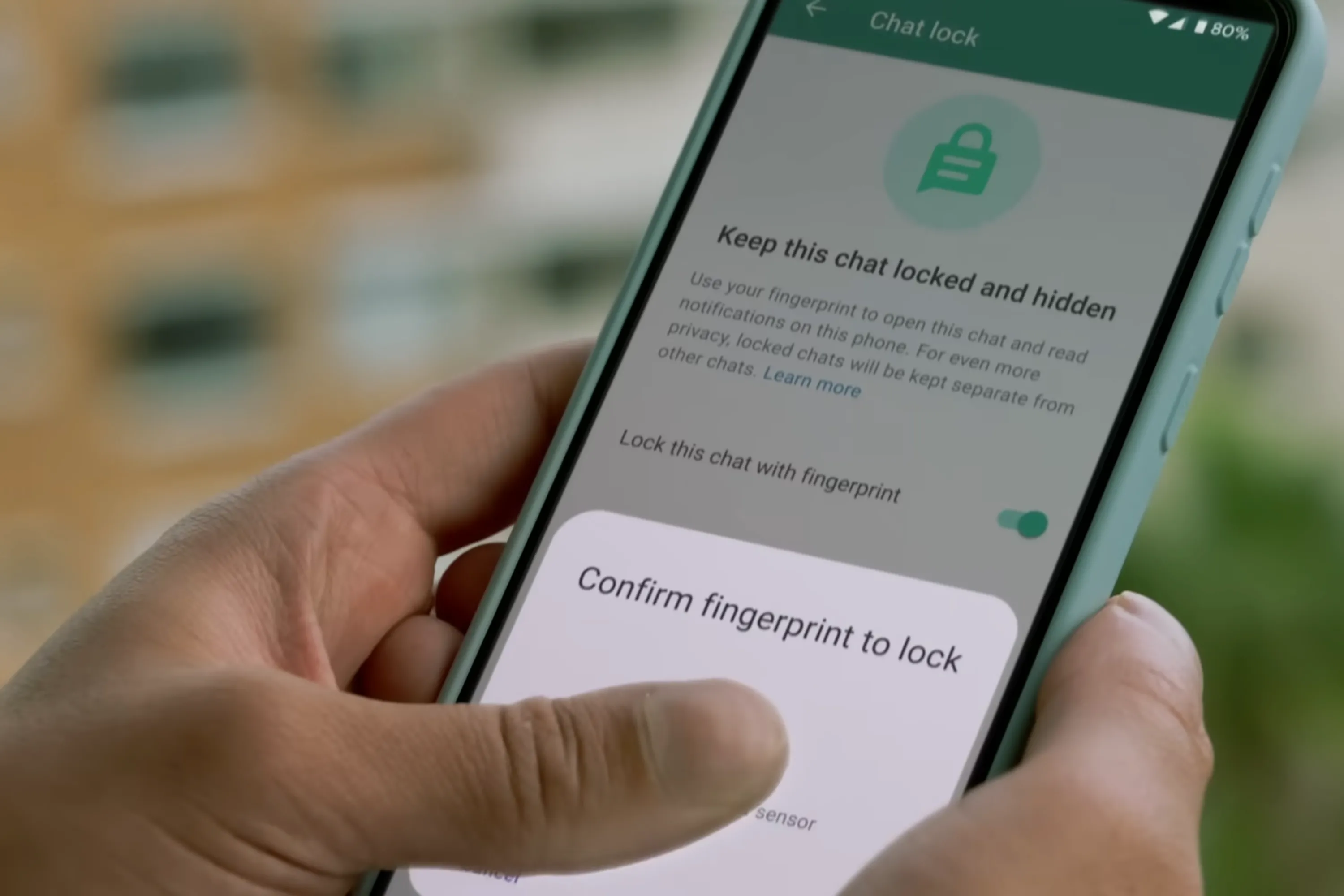 Người dùng đang khóa các cuộc trò chuyện bằng vân tay với tính năng Chat Lock mới của WhatsApp.