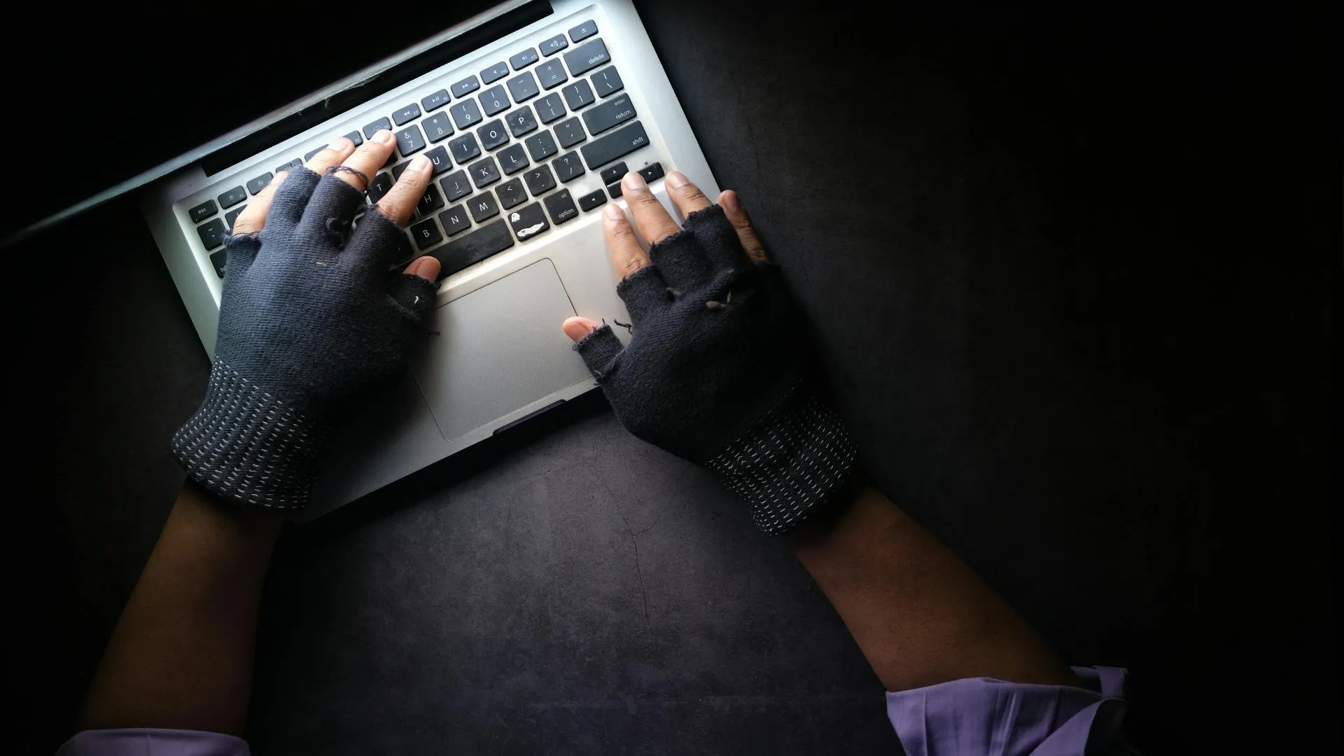 Người dùng gõ phím trên laptop, biểu thị nguy cơ từ virus ghi đè (overwrite virus)