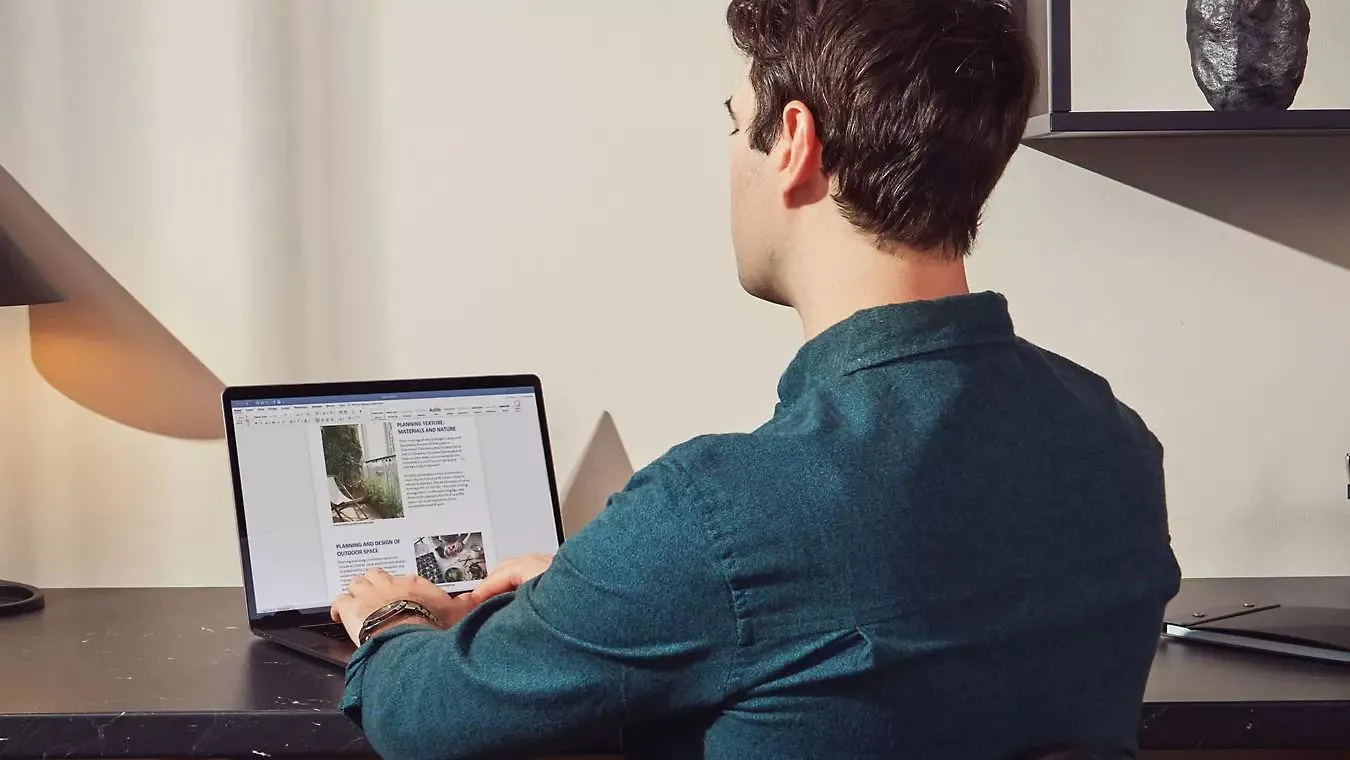 Người dùng làm việc trên Microsoft Word, thể hiện sự quen thuộc với giao diện Office