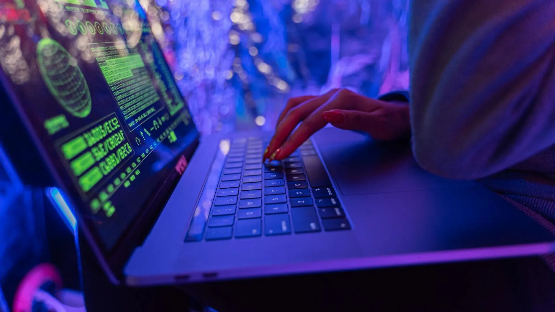 Người dùng laptop đối mặt với màn hình mã hóa do mã độc tống tiền (ransomware)