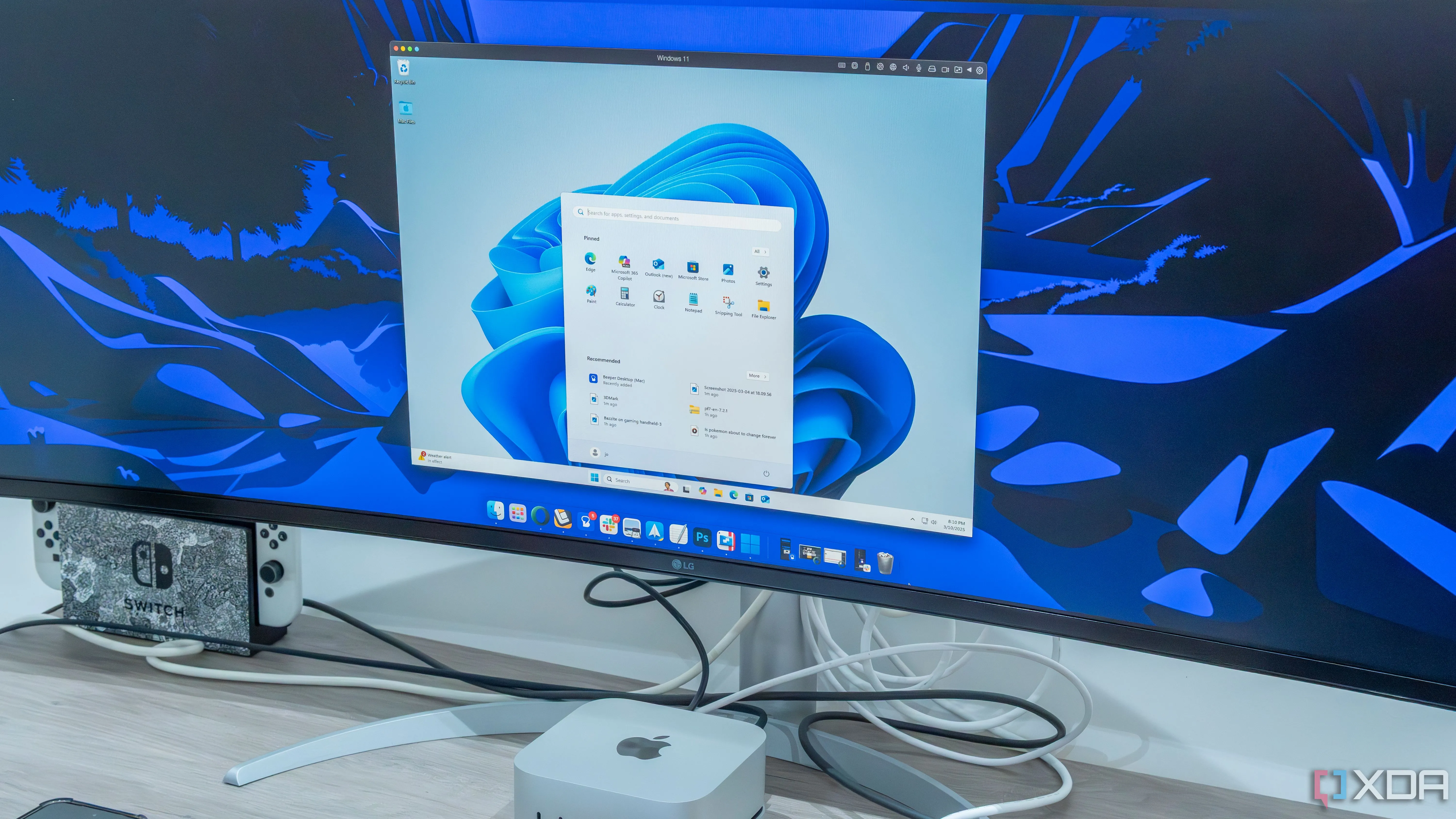 Người dùng sử dụng máy Mac Mini chạy ứng dụng Windows thông qua phần mềm Parallels Desktop, thể hiện sự linh hoạt của máy ảo