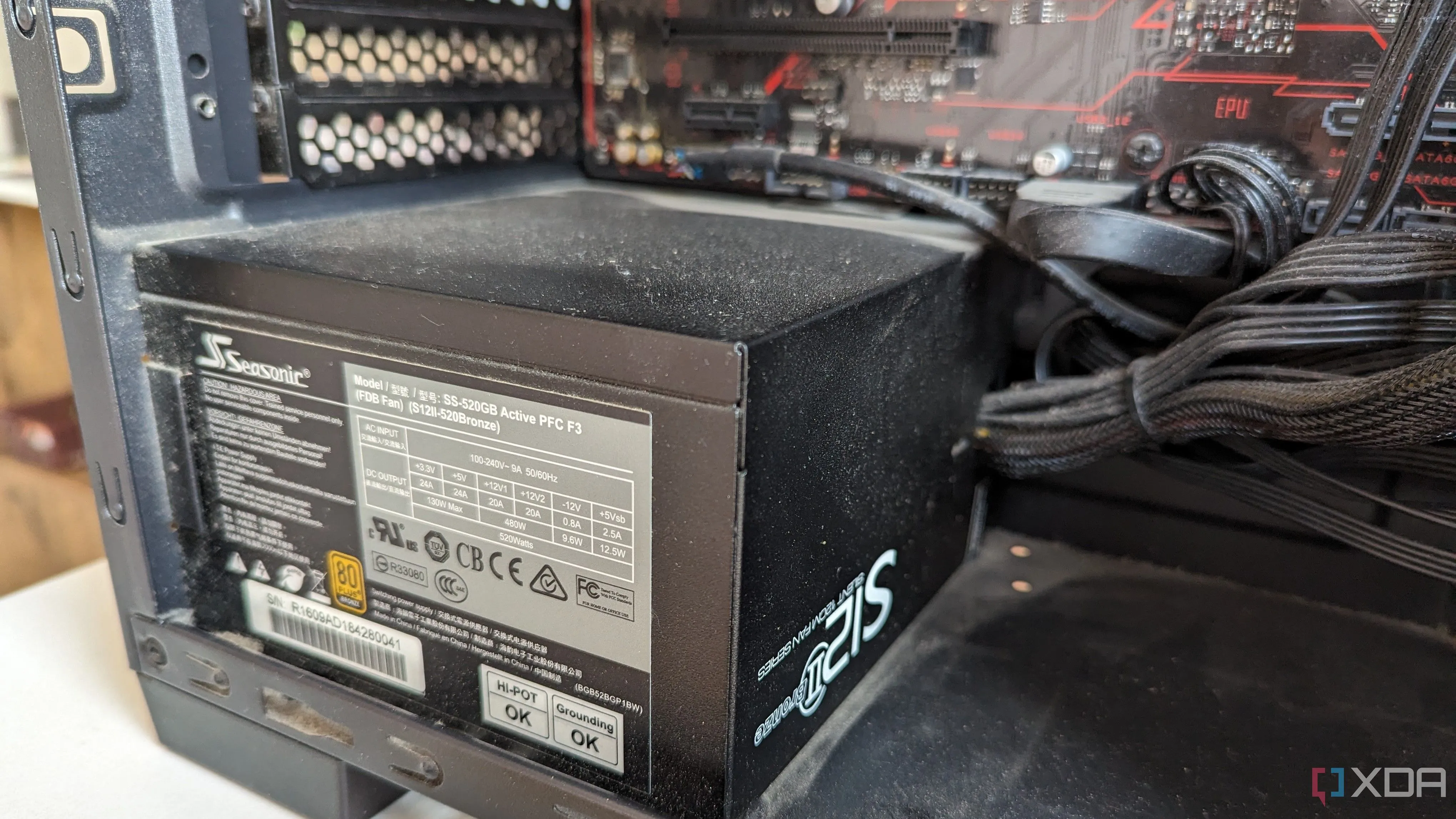 Nguồn cấp điện (PSU) bên trong máy tính chơi game, minh họa chi phí phần cứng và tiêu thụ điện khi tự host LLM