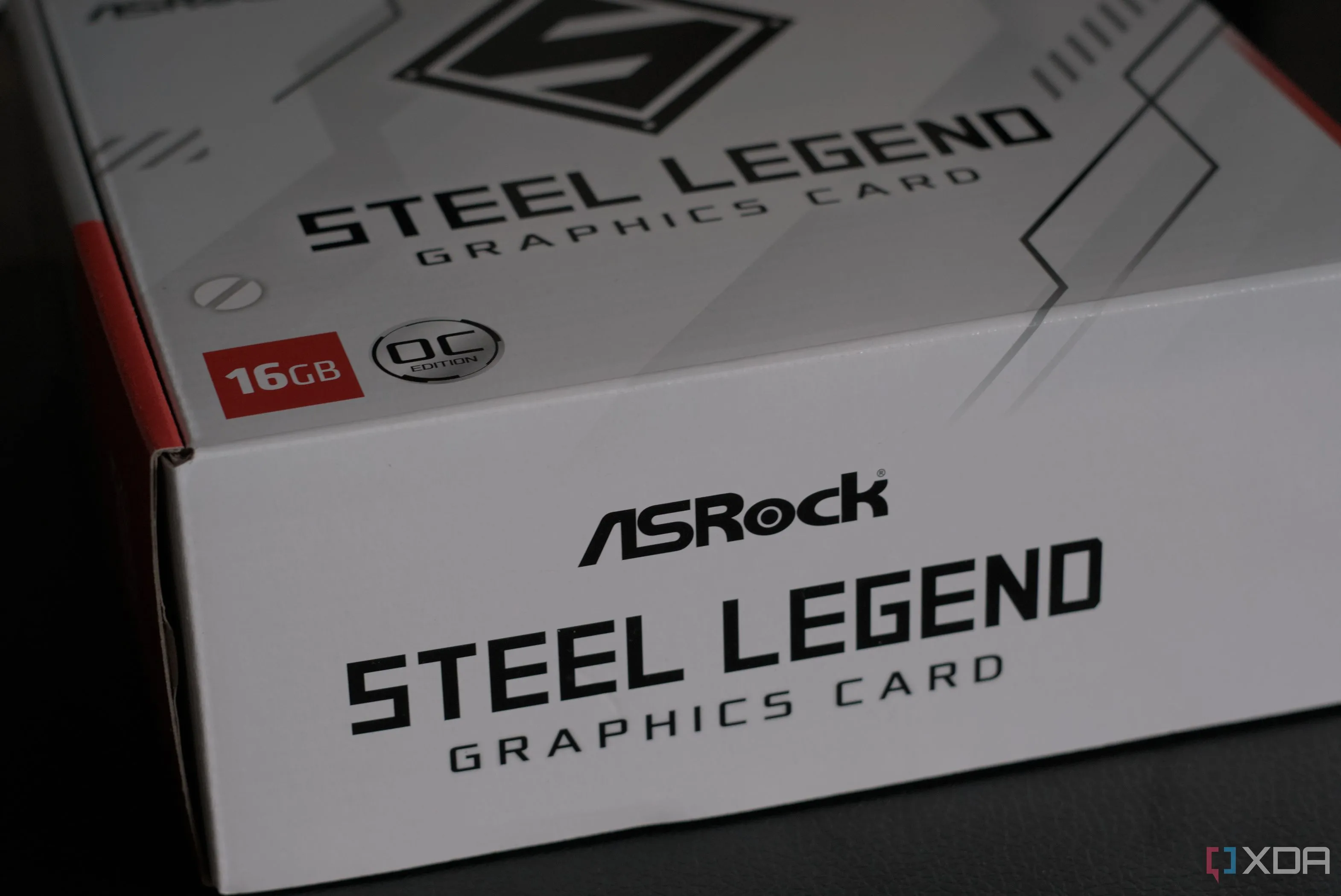 Nhãn hộp card đồ họa AMD Radeon RX 9070 Steel Legend, hiển thị tên sản phẩm và thông tin chi tiết