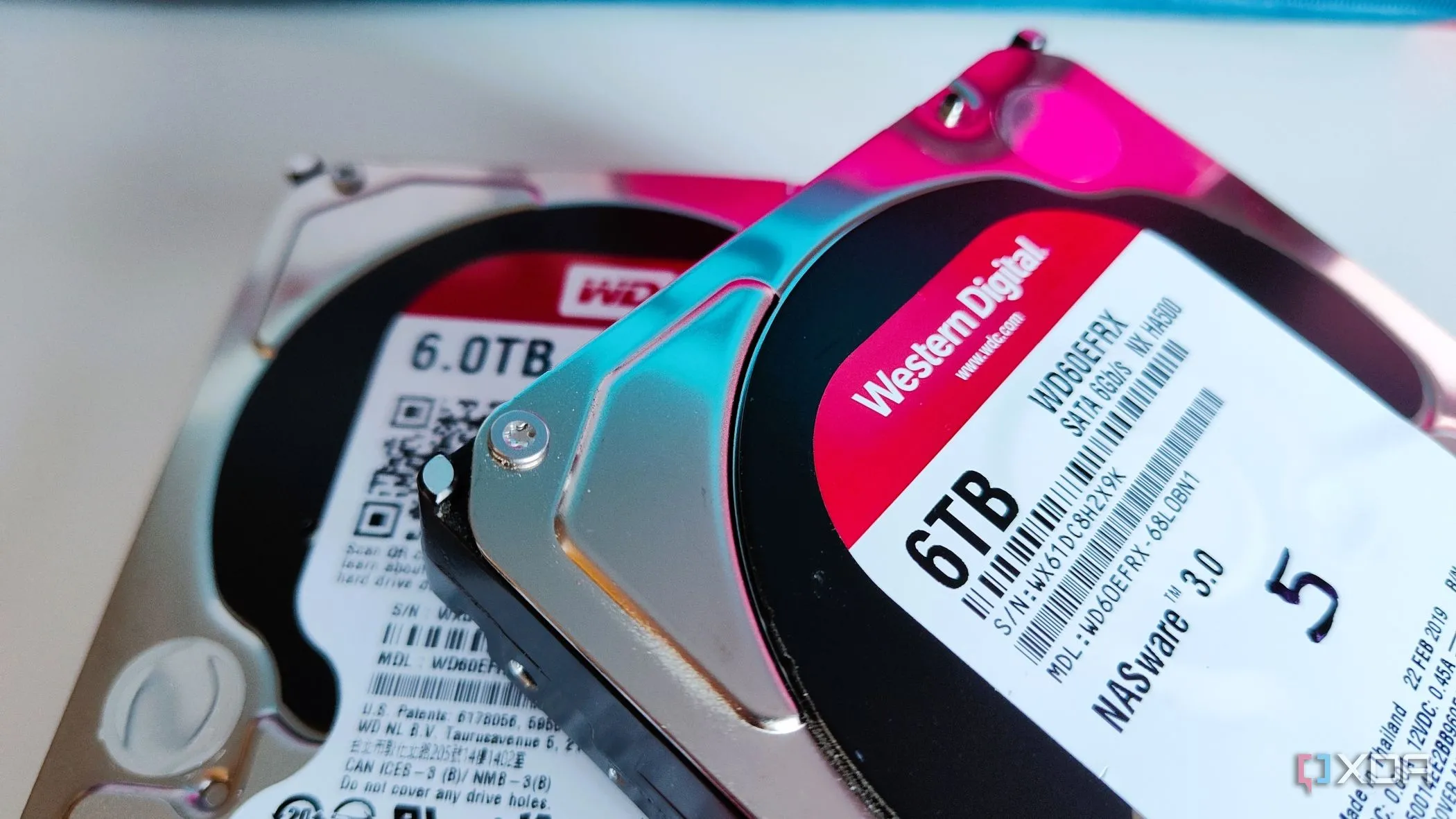 Nhiều ổ cứng HDD xếp chồng lên nhau, tượng trưng cho đa dạng phương tiện sao lưu dữ liệu vật lý.