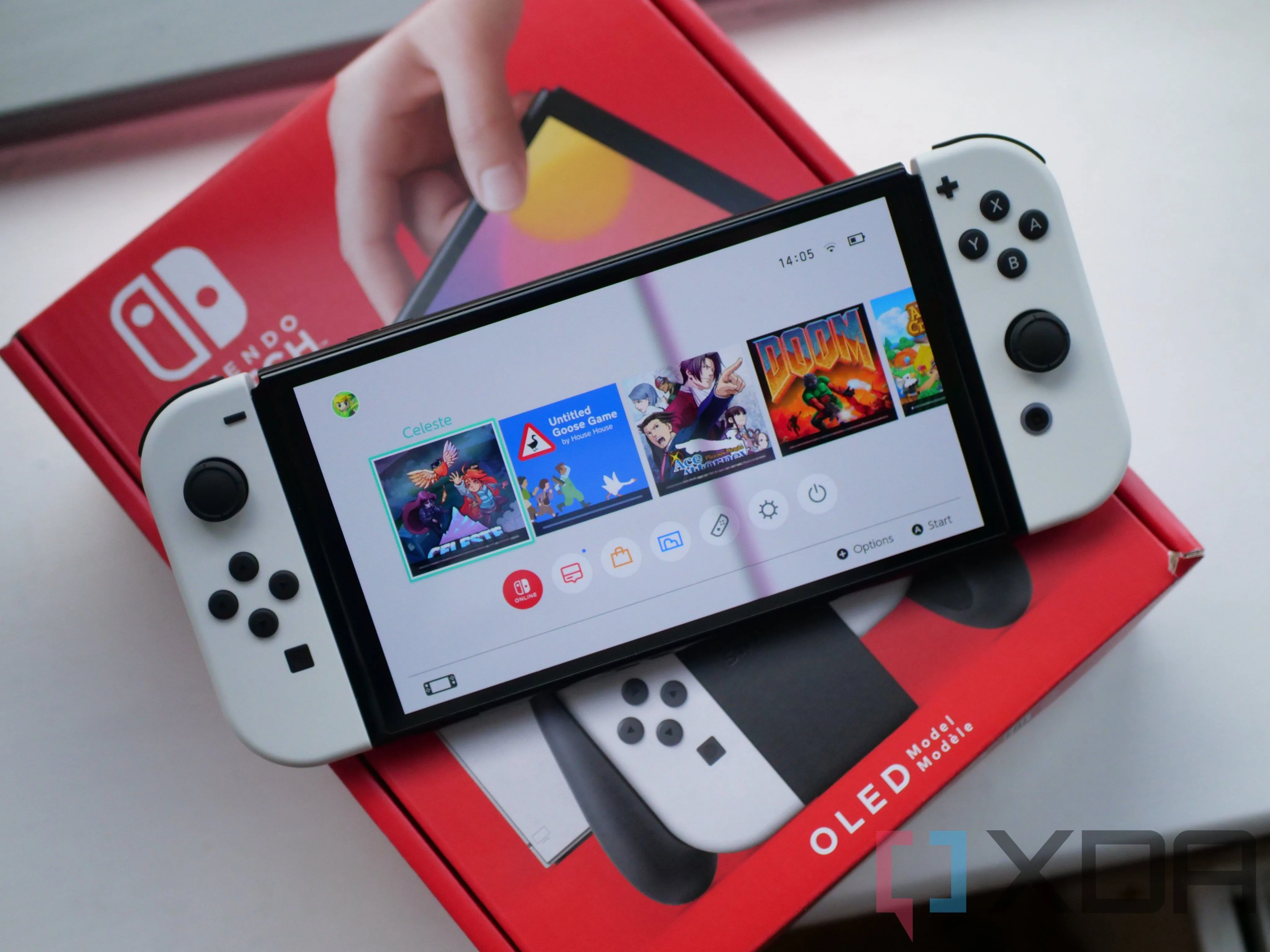 Nintendo Switch OLED và tay cầm Joy-Con