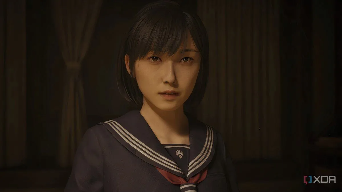 Nữ sinh Hinako Shimizu, nhân vật chính trẻ tuổi trong game Silent Hill F, mặc đồng phục học sinh