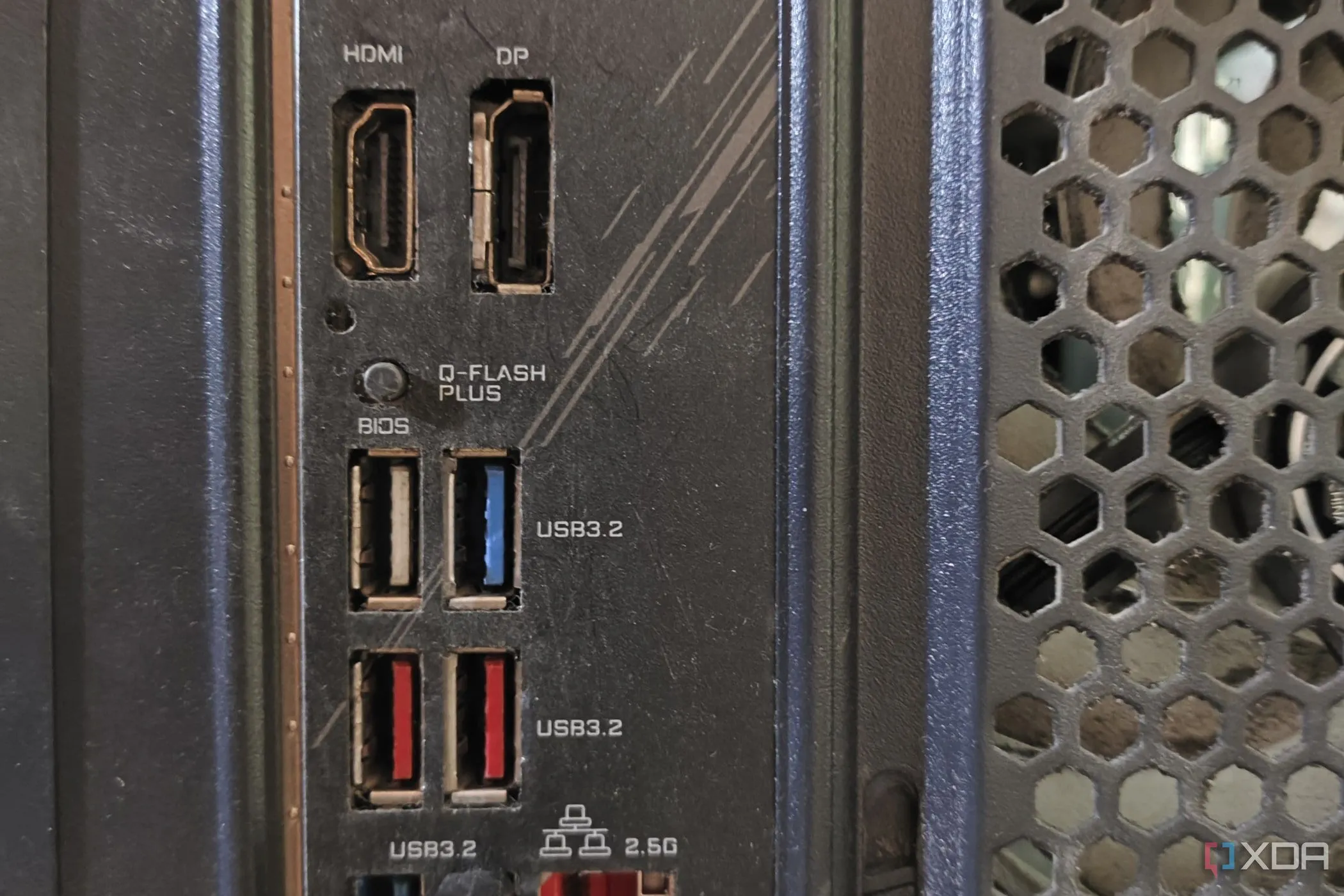 Nút BIOS Flashback được đánh dấu trên bo mạch chủ Gigabyte, cho phép cập nhật BIOS mà không cần CPU.