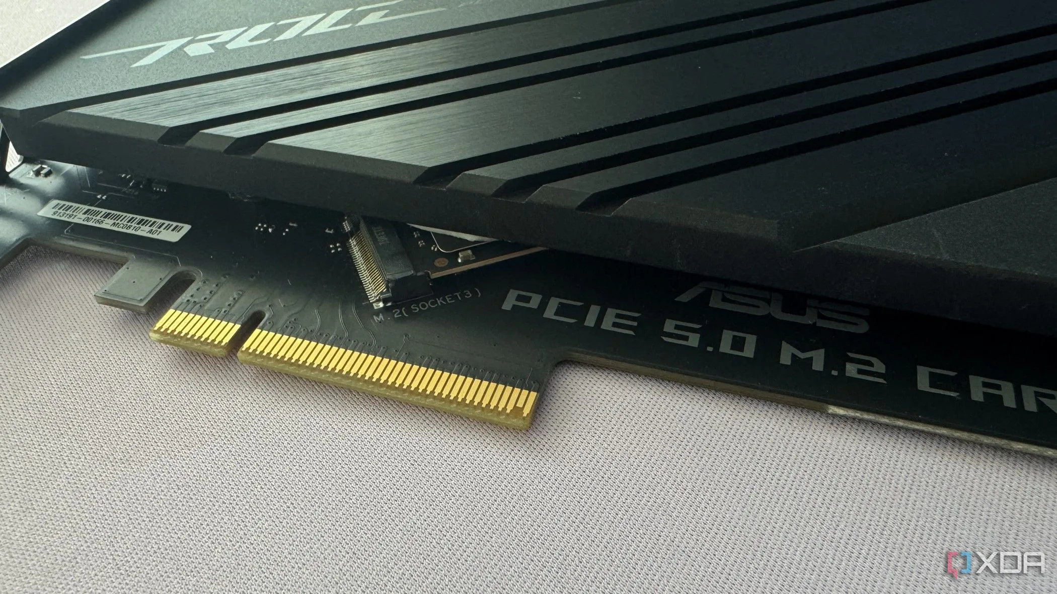 NVMe SSD Crucial T705 gắn trên card PCIe adapter kèm tản nhiệt, cho thấy giải pháp mở rộng cần thiết cho NVMe nhưng phức tạp hơn