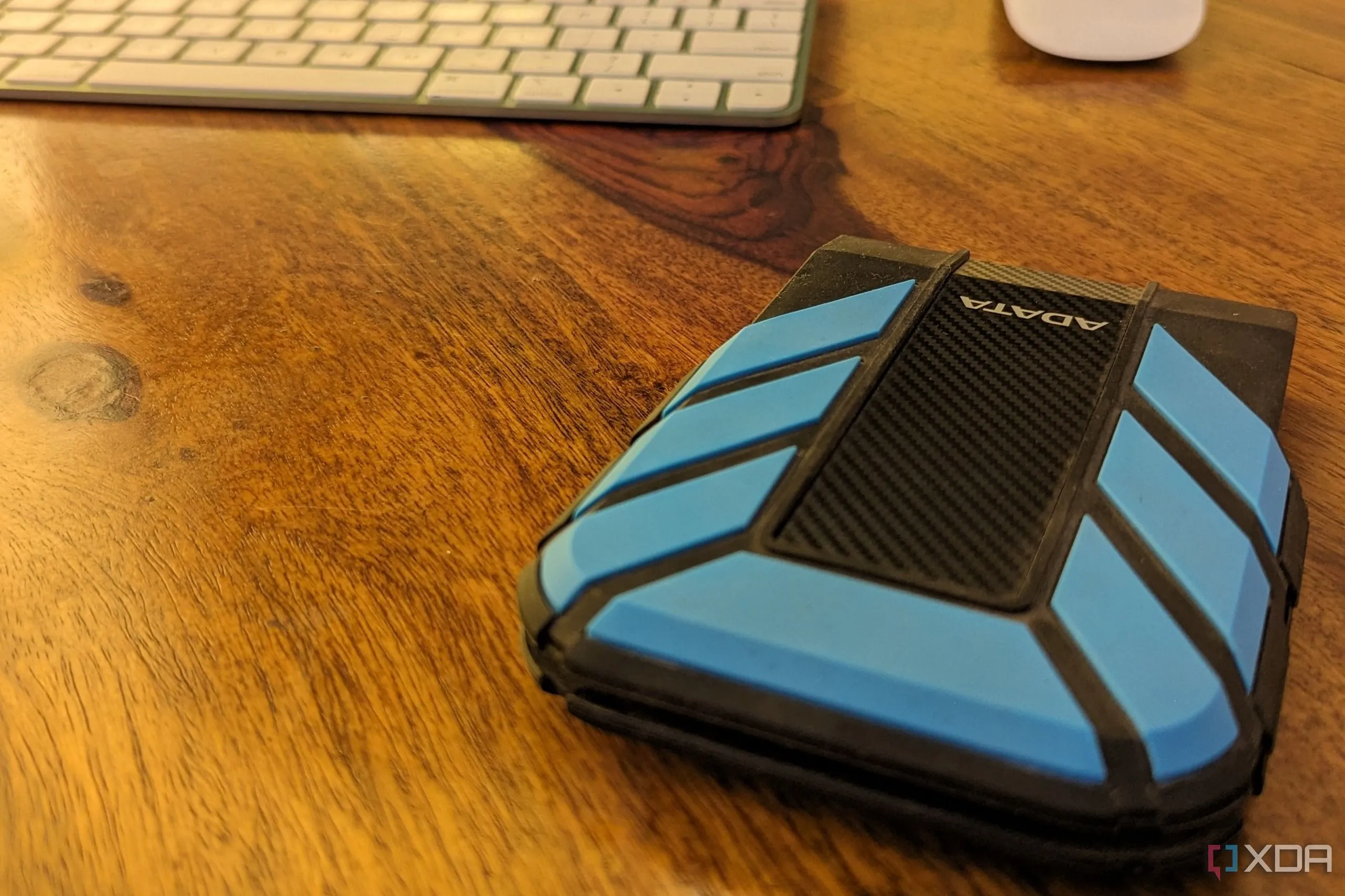 Ổ cứng Adata HD710 Pro 2TB trên bàn làm việc màu nâu