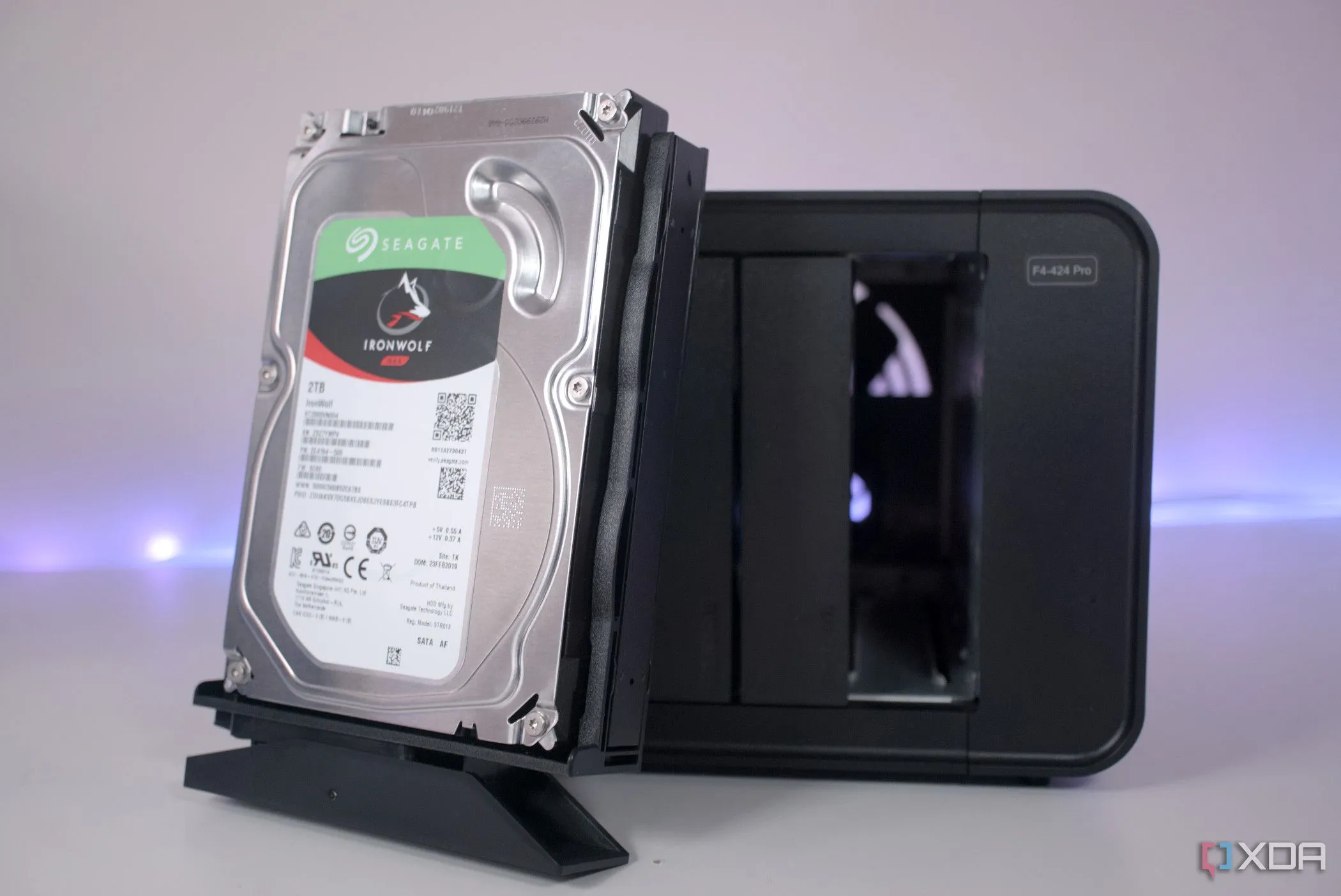 Ổ cứng HDD đặt phía trước thiết bị TerraMaster F4-424 Pro, minh họa so sánh giá thành và hiệu năng của HDD và SSD.