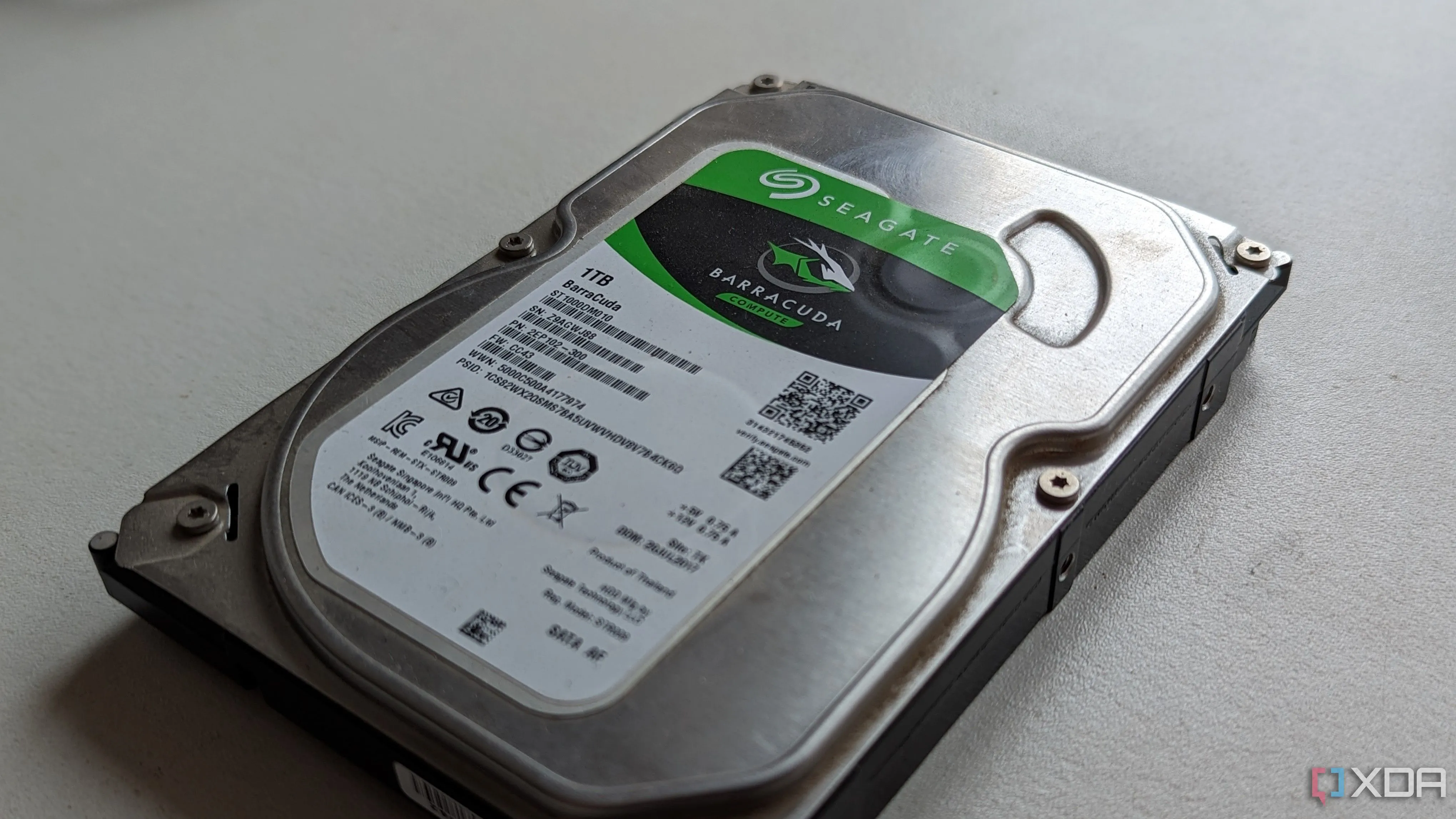 Ổ cứng HDD Seagate Barracuda 1TB đặt trên bề mặt trắng, tượng trưng cho việc kiểm tra sức khỏe và tuổi thọ ổ đĩa