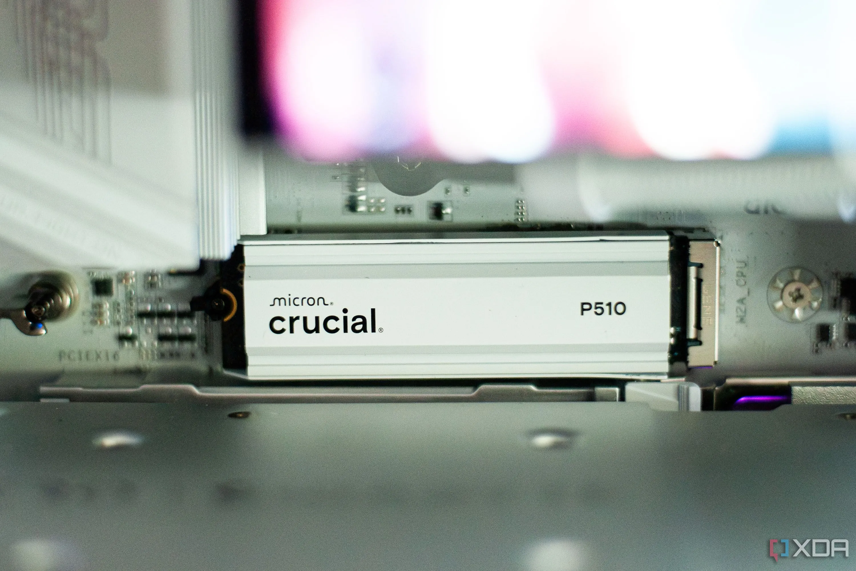 Ổ cứng Micron P150 với tản nhiệt được lắp đặt trong máy tính PC